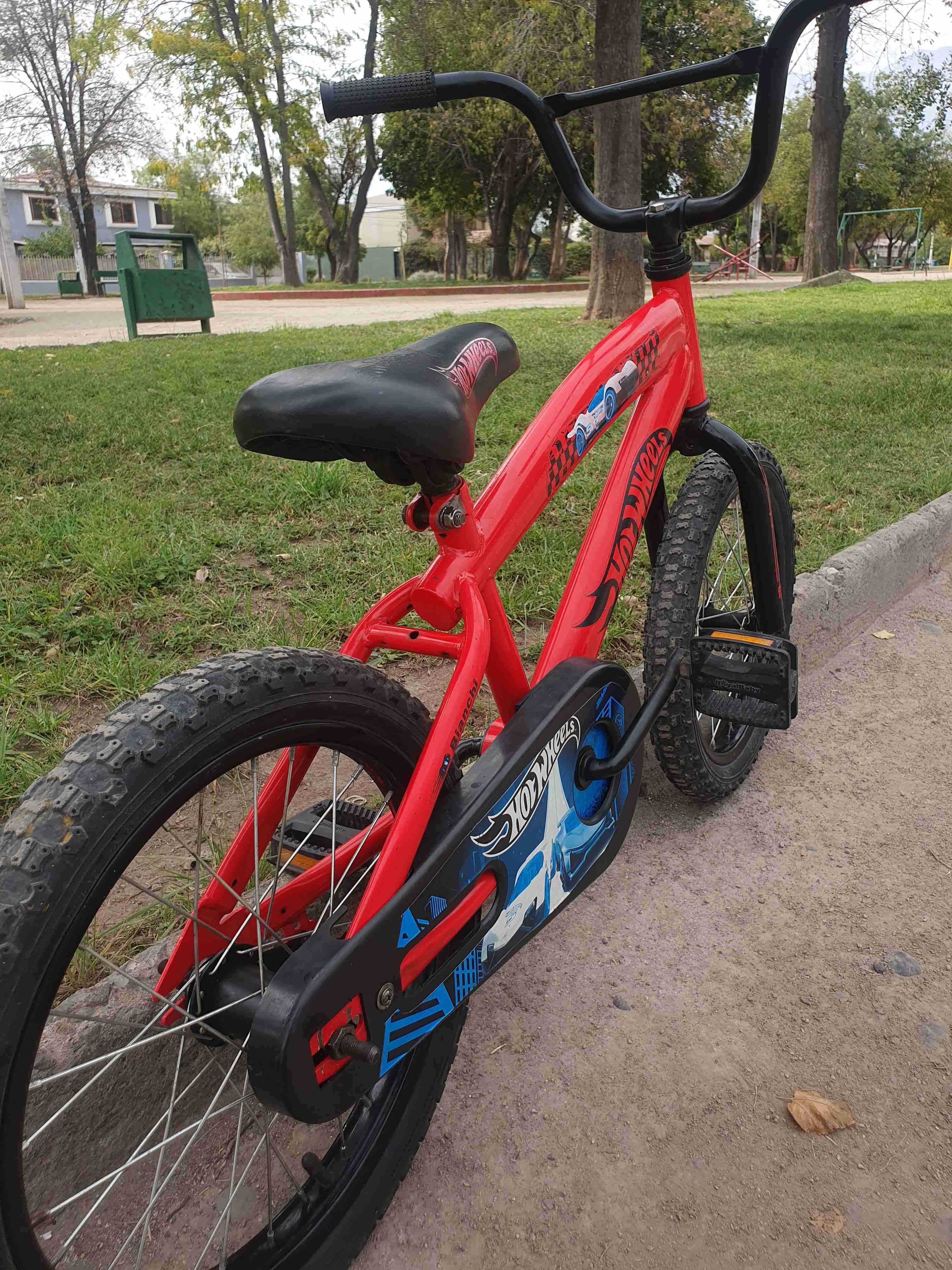 Bicicleta infantil Hot Wheels roja - miniatura 3
