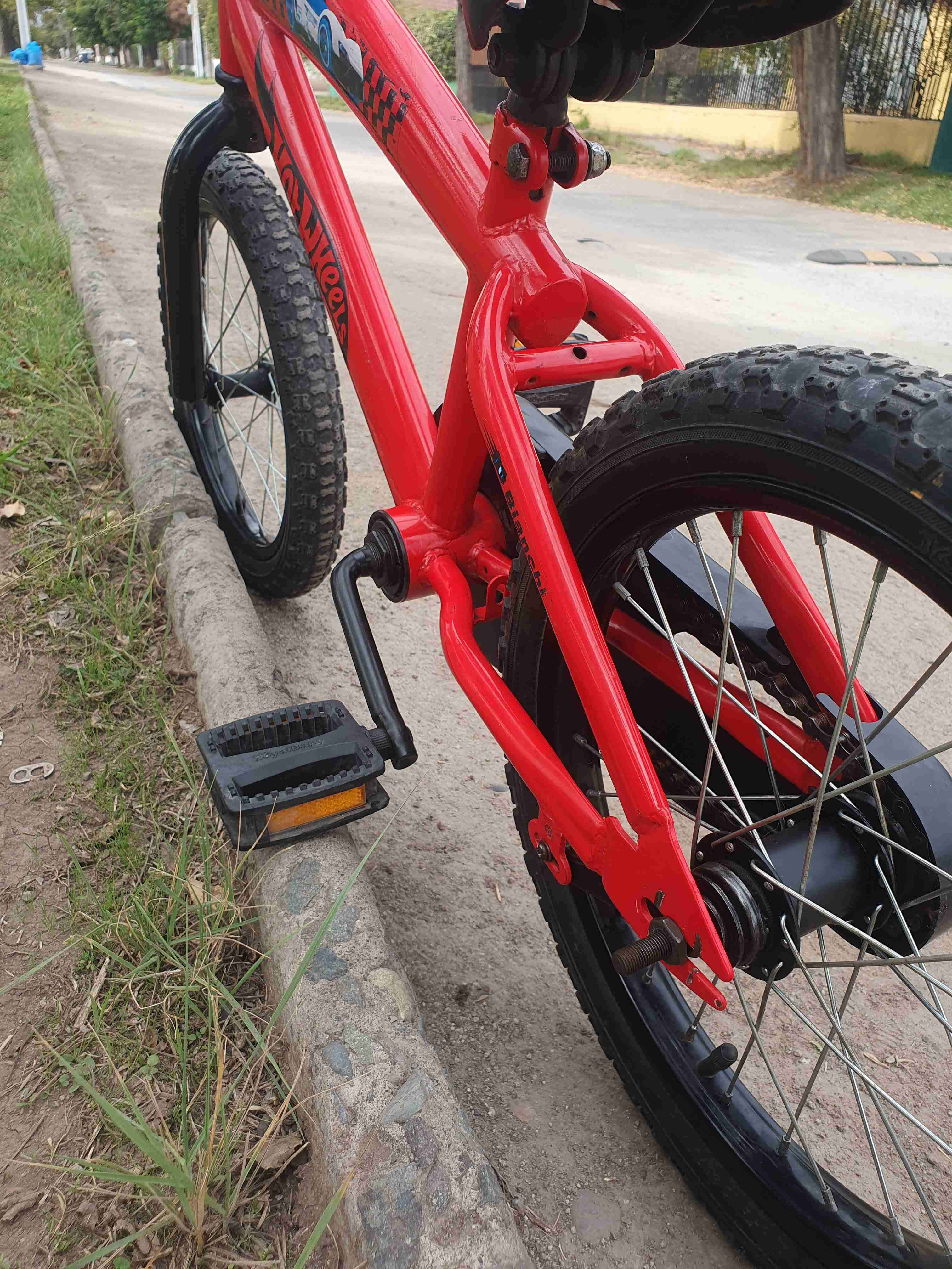 Bicicleta infantil Hot Wheels roja - miniatura 4