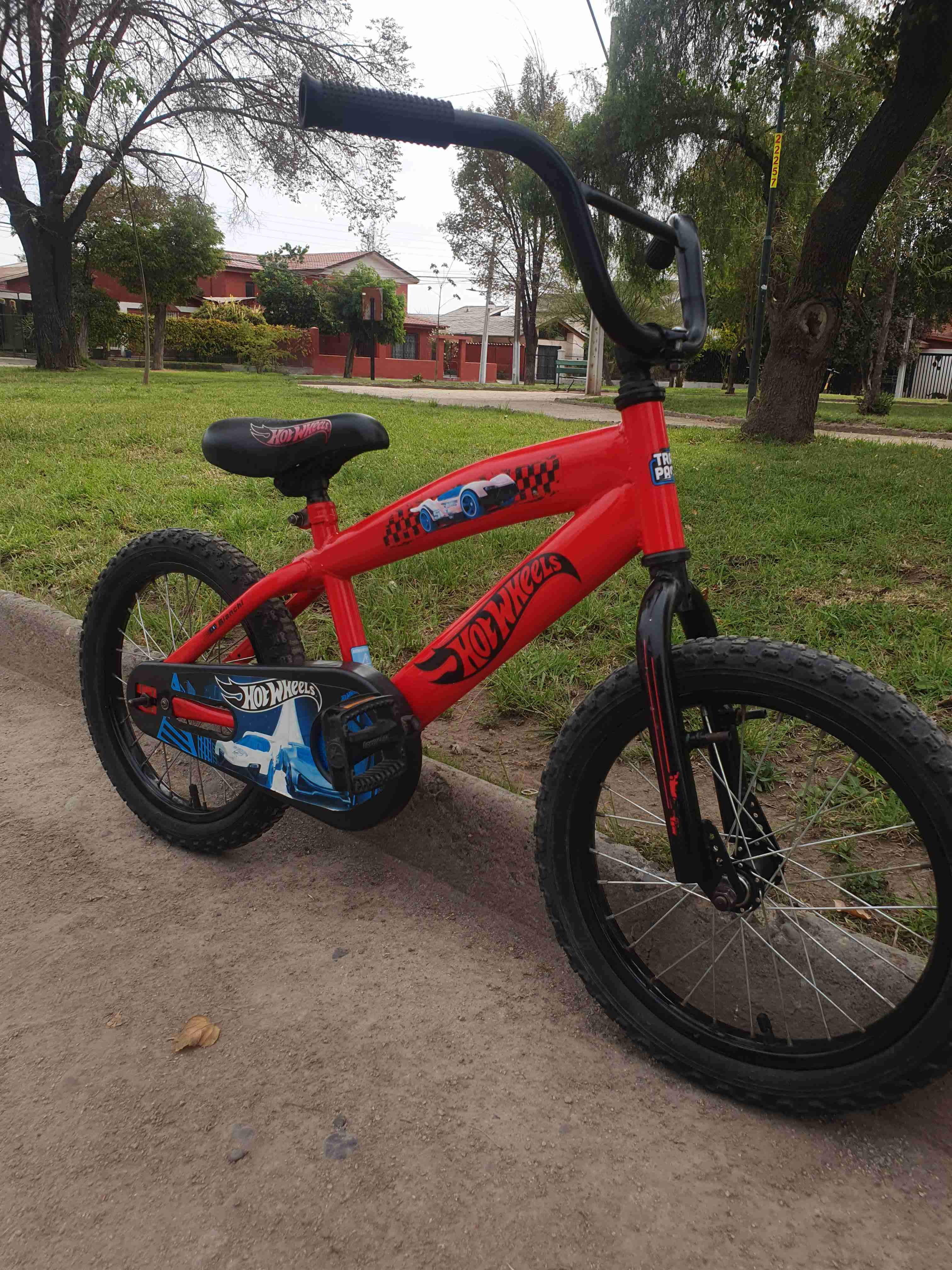 Bicicleta infantil Hot Wheels roja - miniatura 5