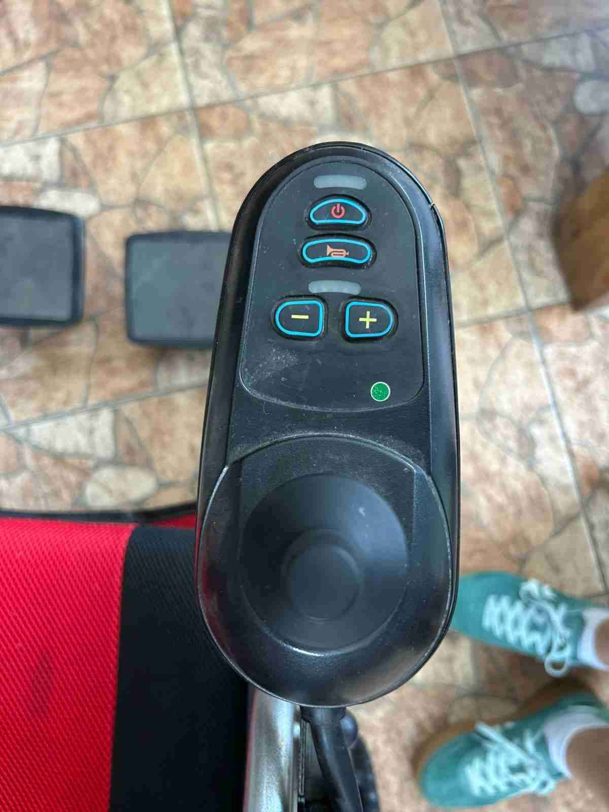 Silla de ruedas eléctrica roja - miniatura 2