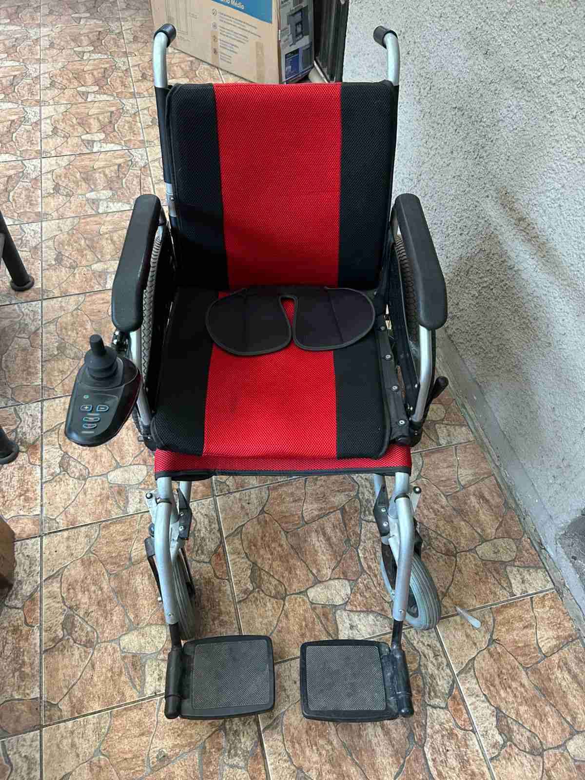 Silla de ruedas eléctrica roja - miniatura 3