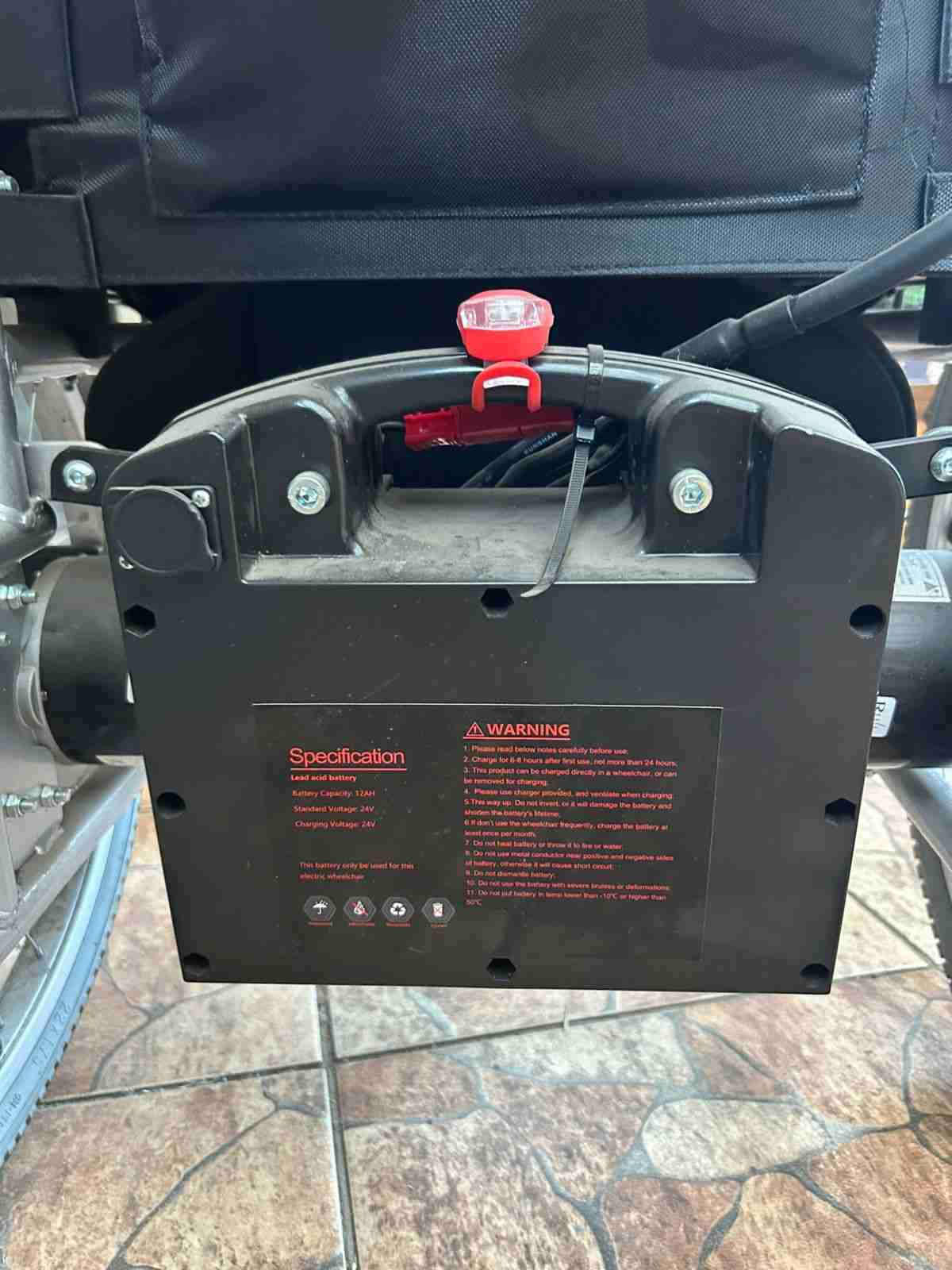 Silla de ruedas eléctrica roja - miniatura 4