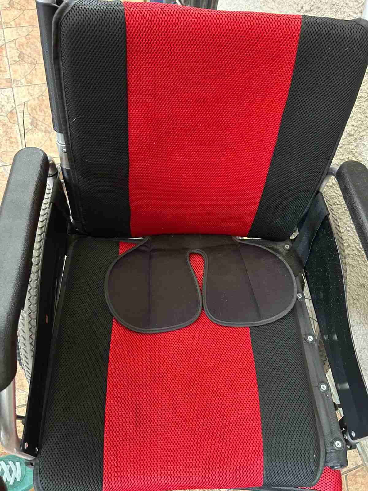 Silla de ruedas eléctrica roja - miniatura 5