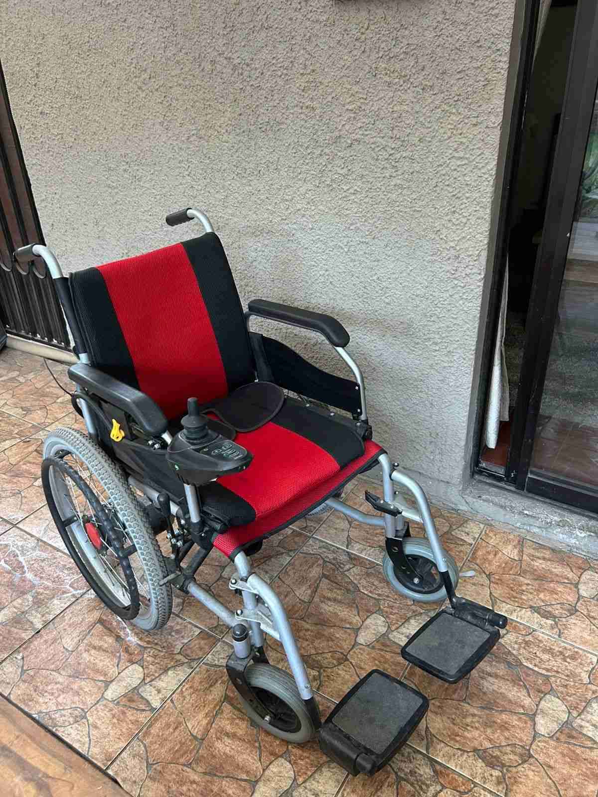 Silla de ruedas eléctrica roja - miniatura 6