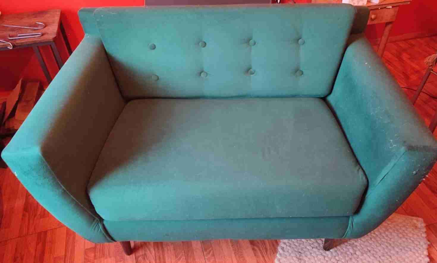 Sofá verde dos cuerpos - miniatura 1