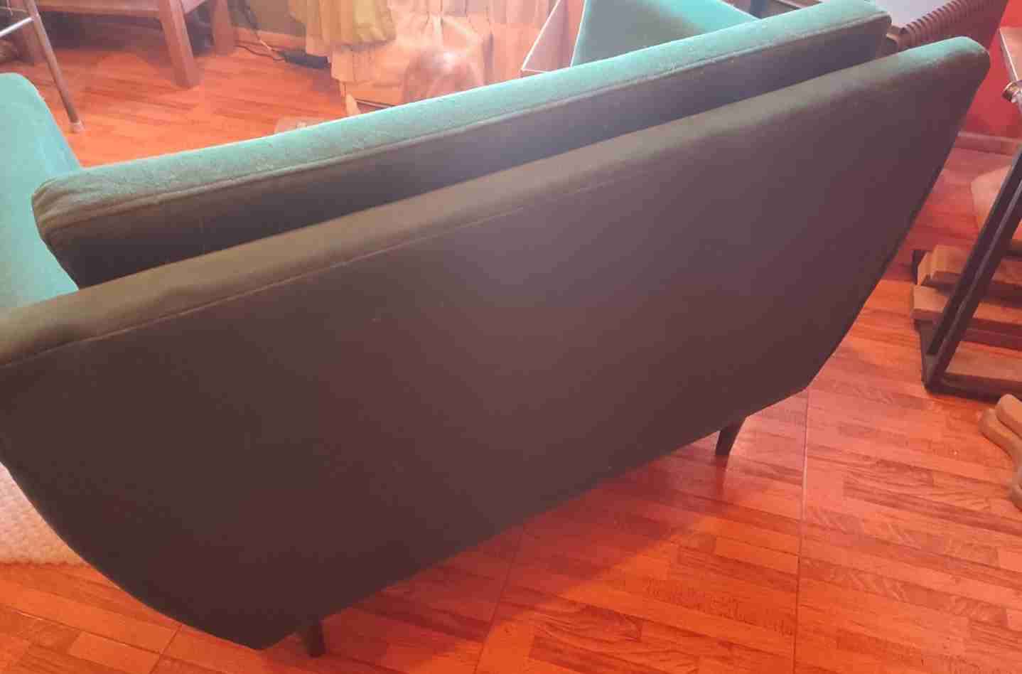 Sofá verde dos cuerpos - miniatura 2