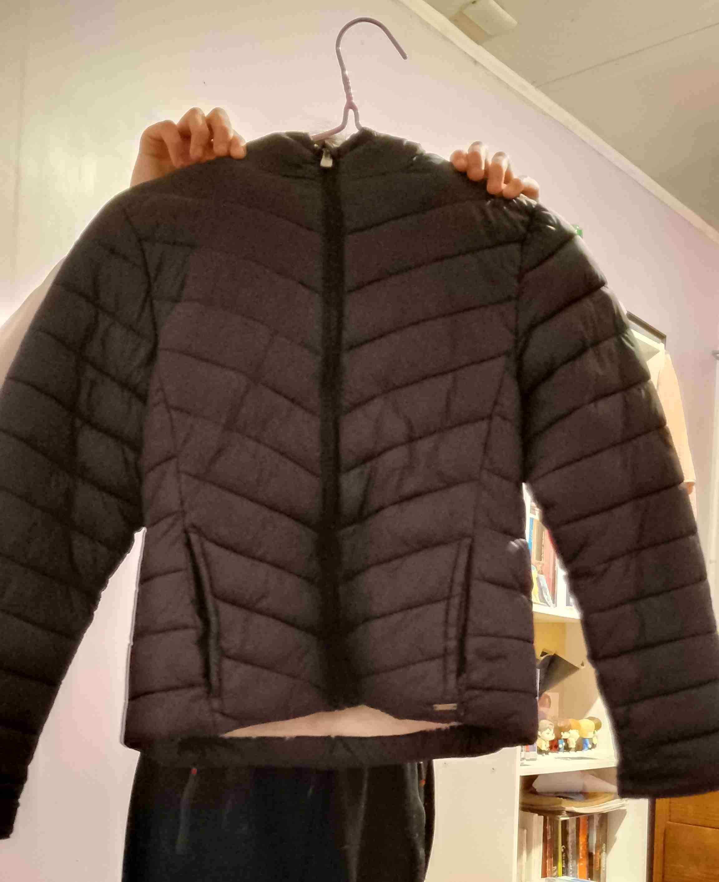 Chaqueta negra acolchada con capucha - miniatura 1