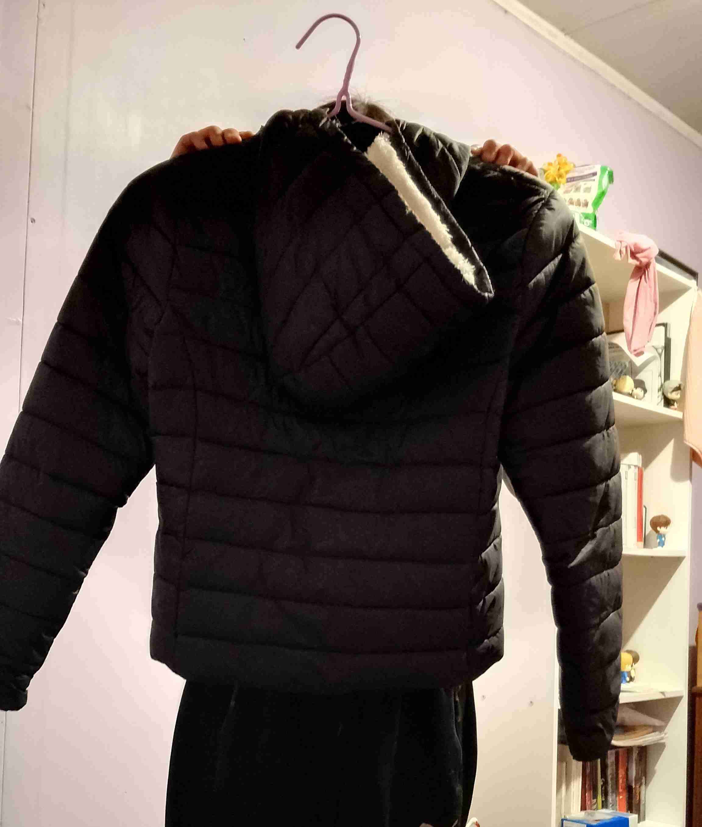 Chaqueta negra acolchada con capucha - miniatura 3