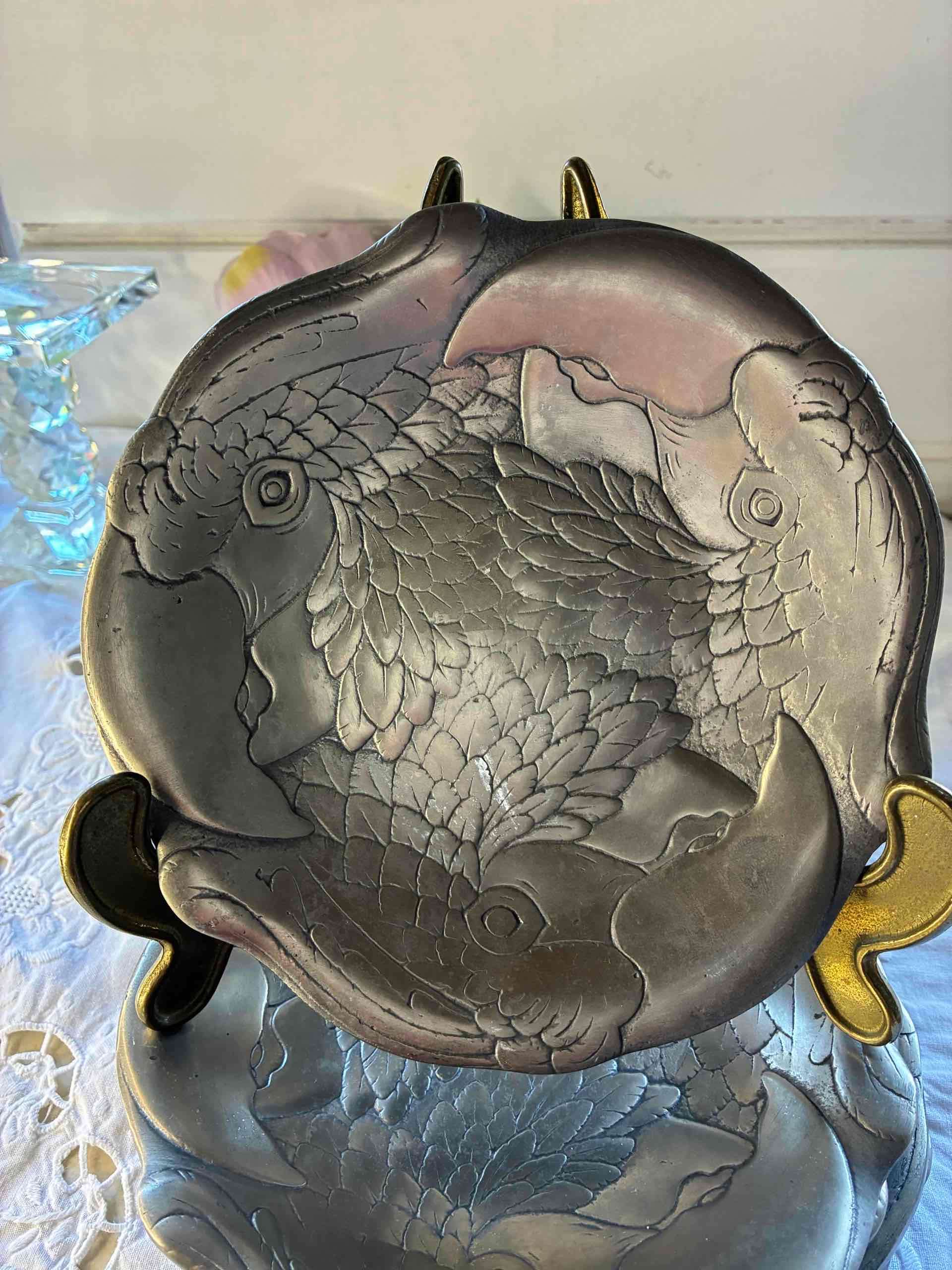 Plato decorativo de peltre con diseño 3 loros - miniatura 2