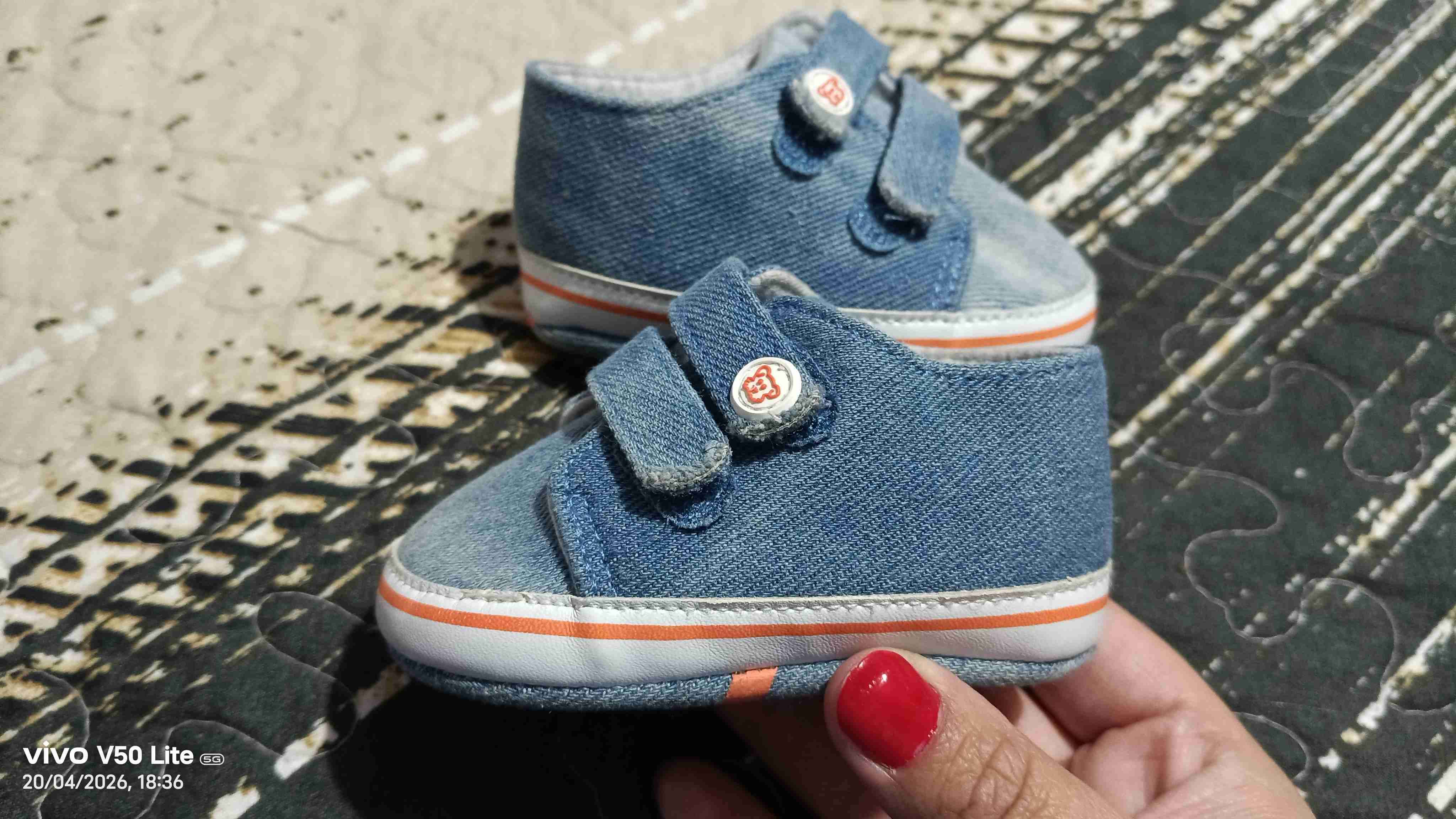 Zapatillas y ropa bebé - miniatura 1