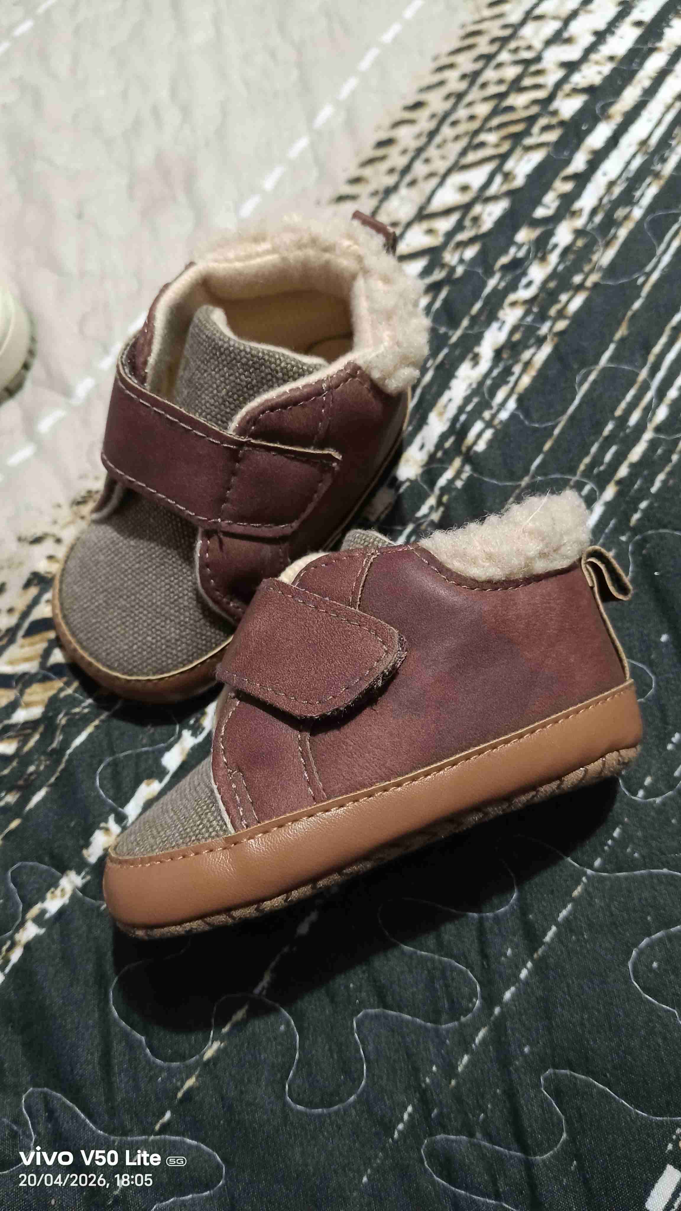 Zapatillas y ropa bebé - miniatura 2