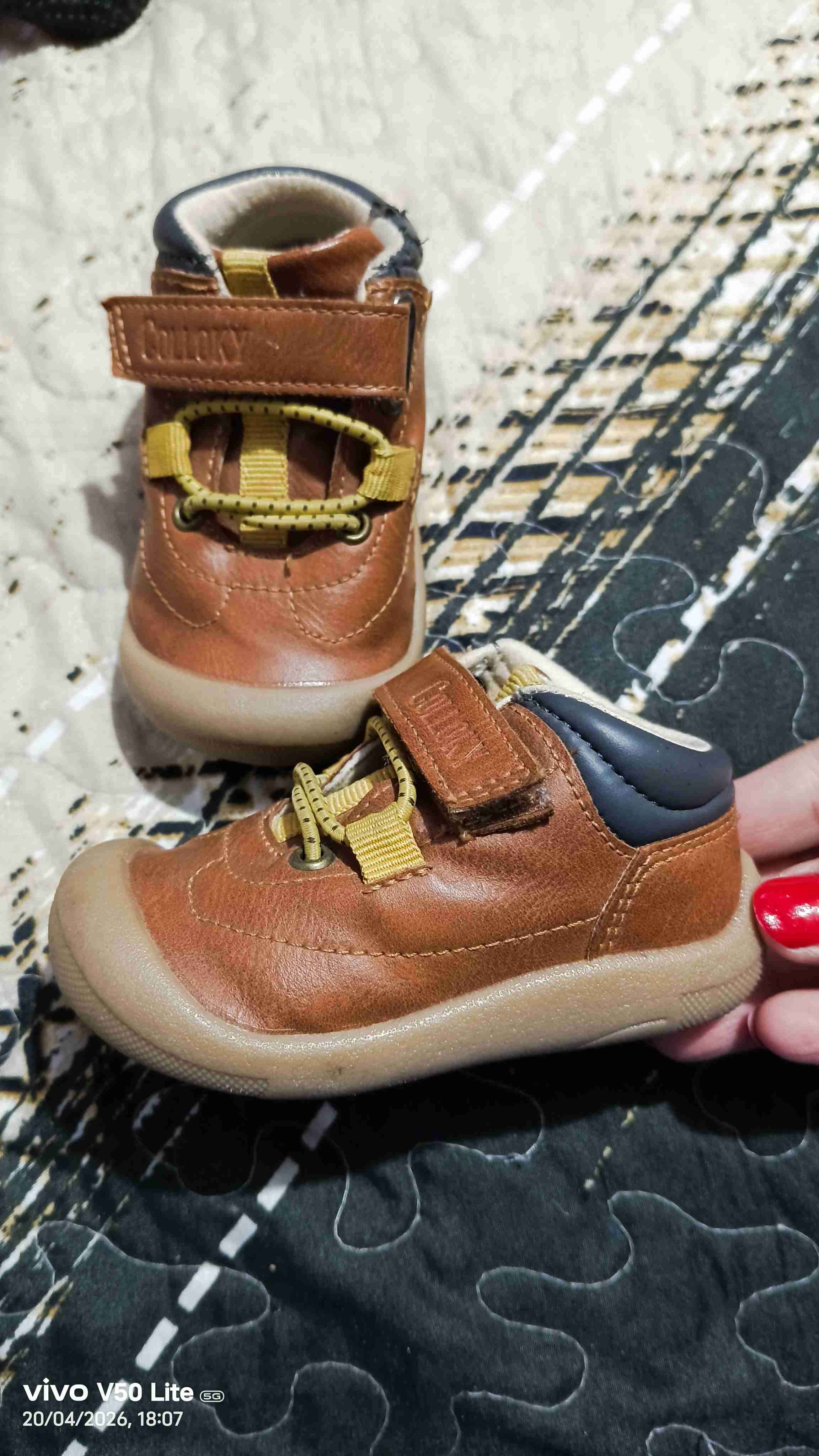 Zapatillas y ropa bebé - miniatura 3