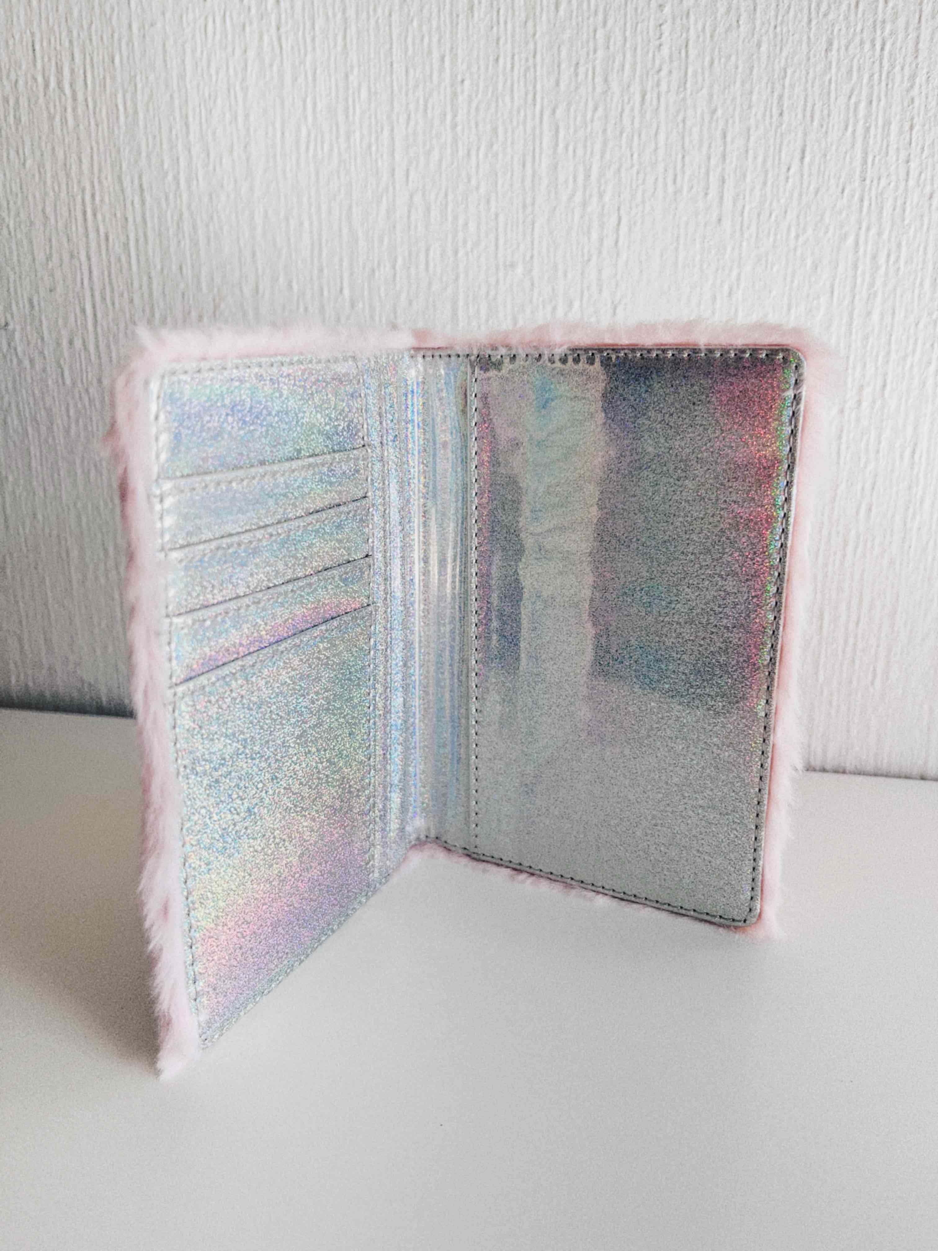 Porta pasaporte peludo rosa con corazón - miniatura 2