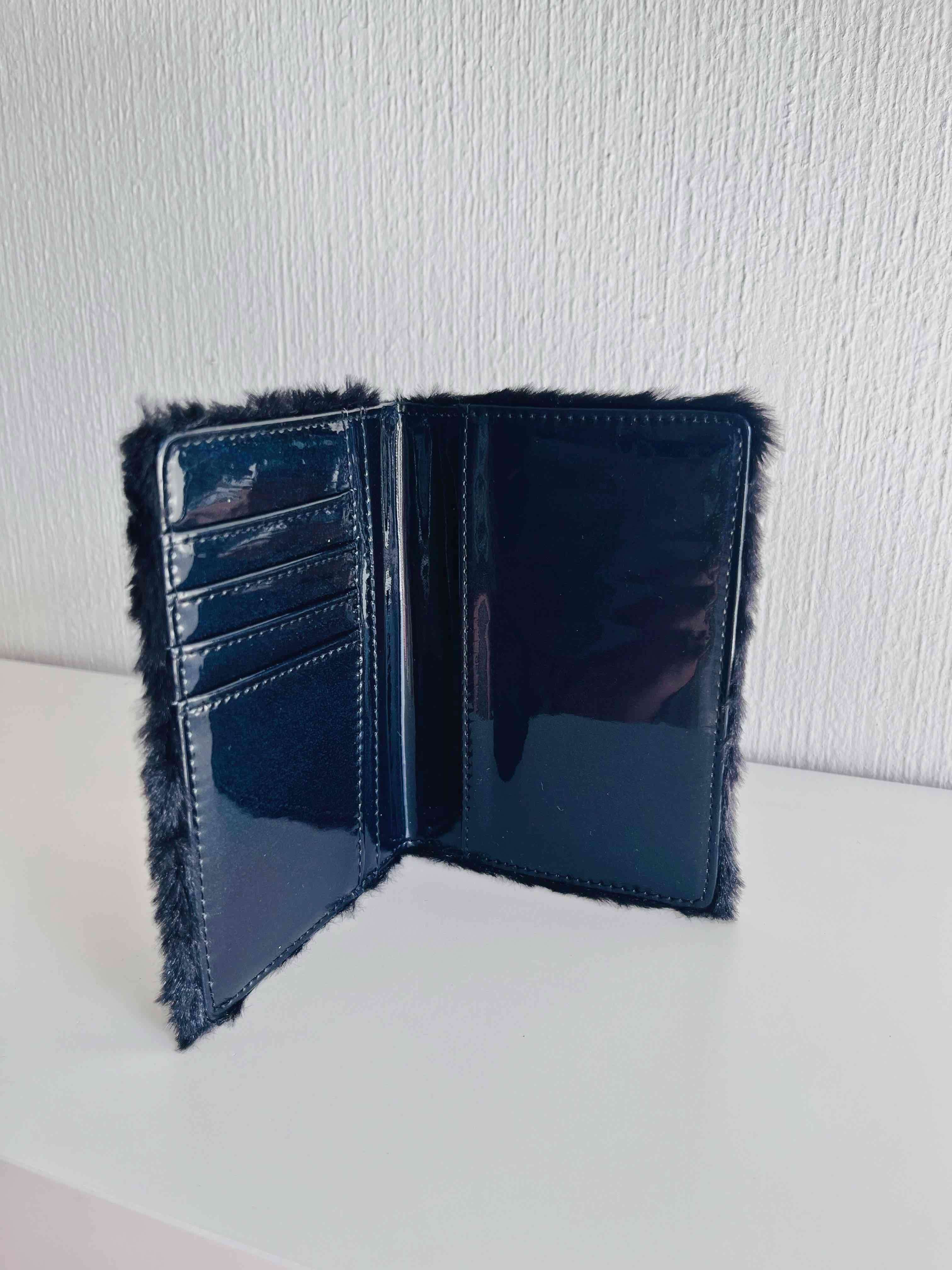 Porta pasaporte peluda Lovely Club negra - miniatura 2