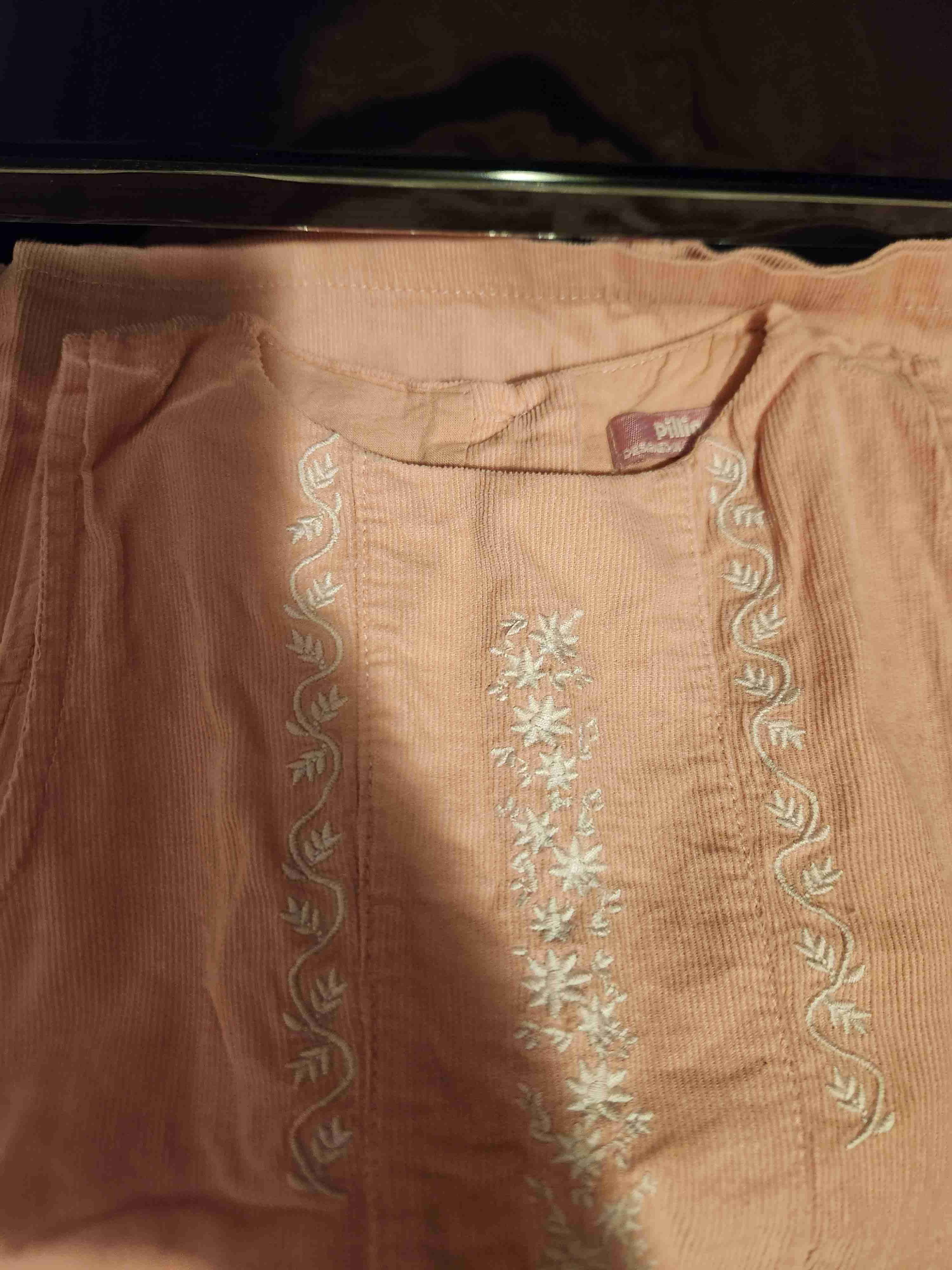 Vestido rosado con diseños bordados - miniatura 1