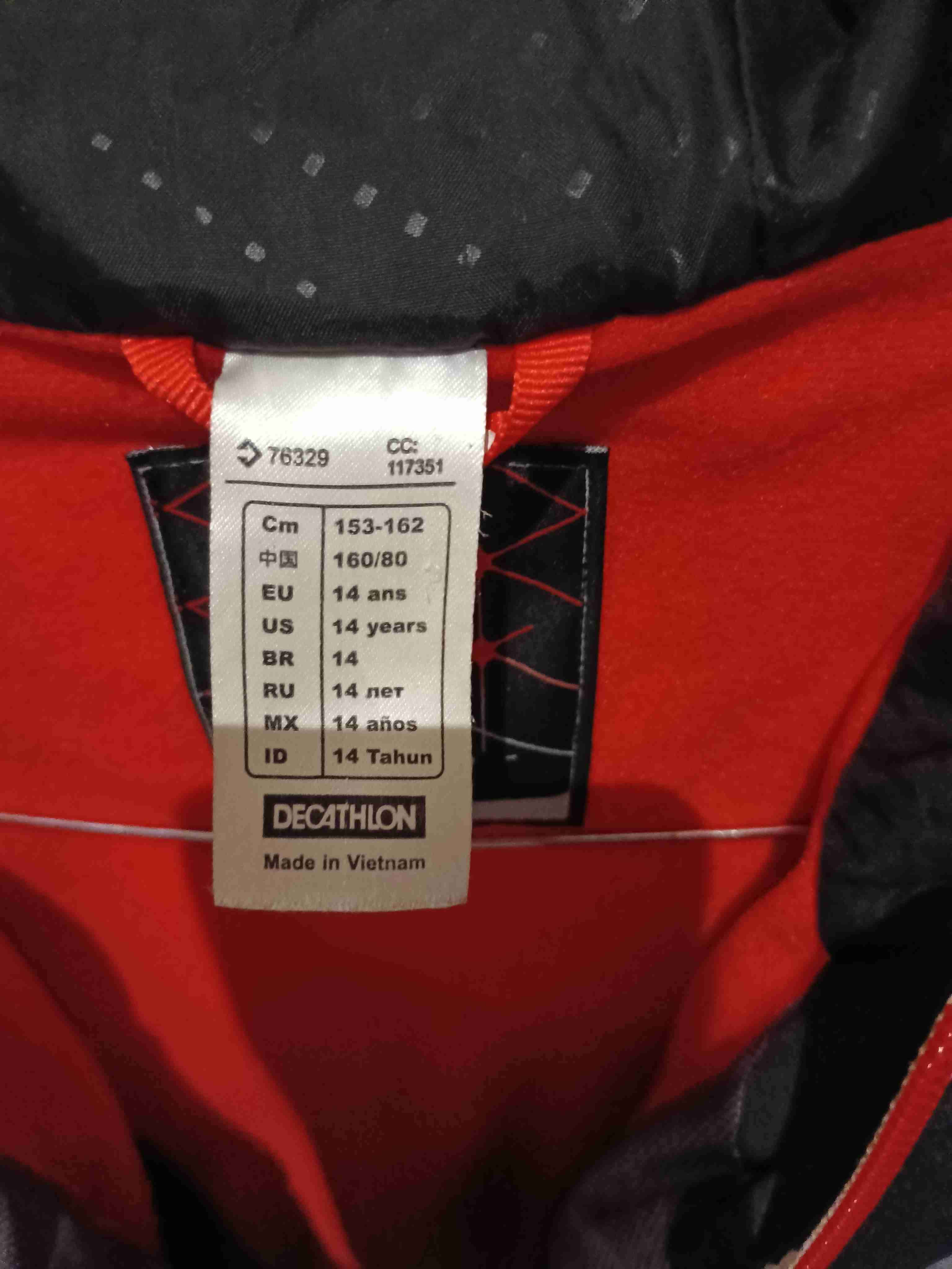 Chaqueta impermeable gris y negra - miniatura 4