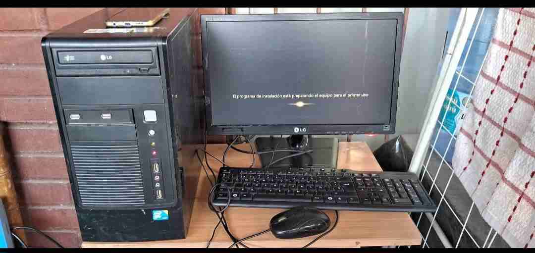 PC de escritorio más monitor - miniatura 2