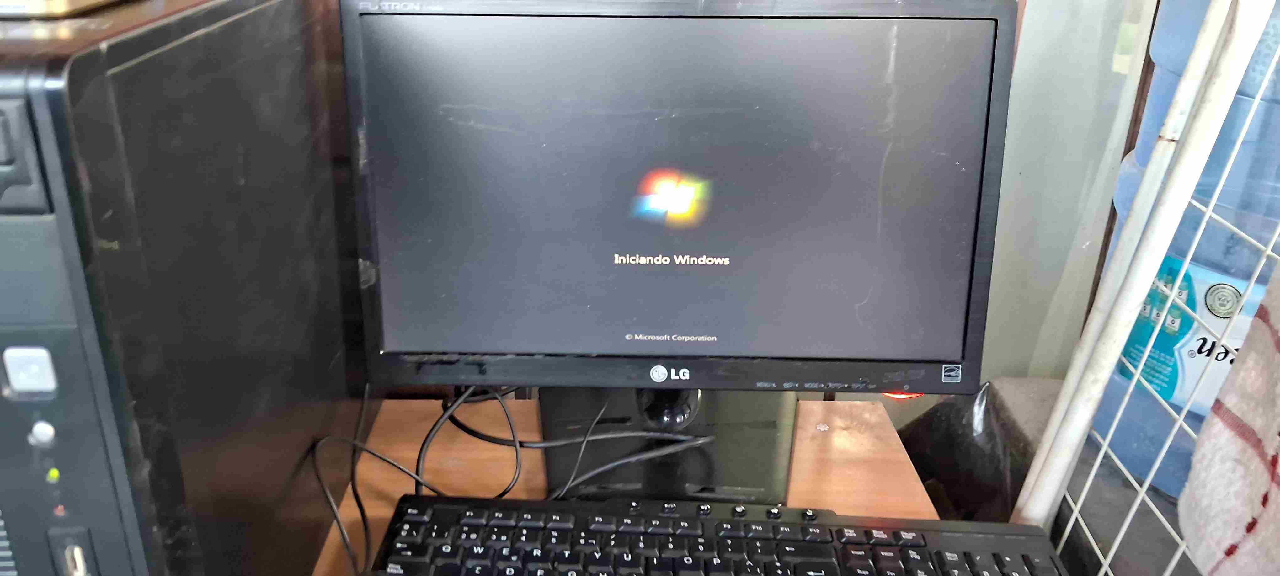 PC de escritorio más monitor - miniatura 3