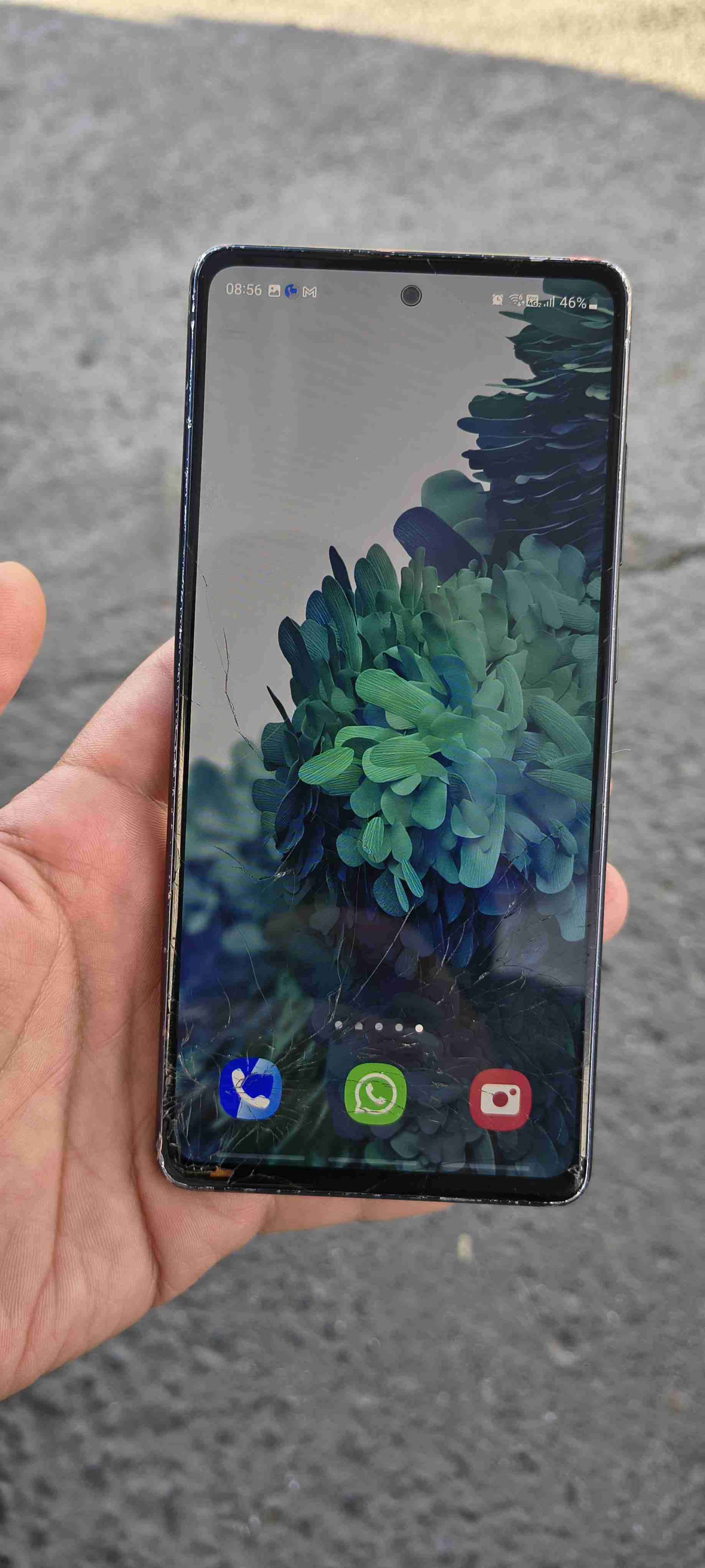 Smartphone con pantalla dañada no afecta touch - miniatura 1