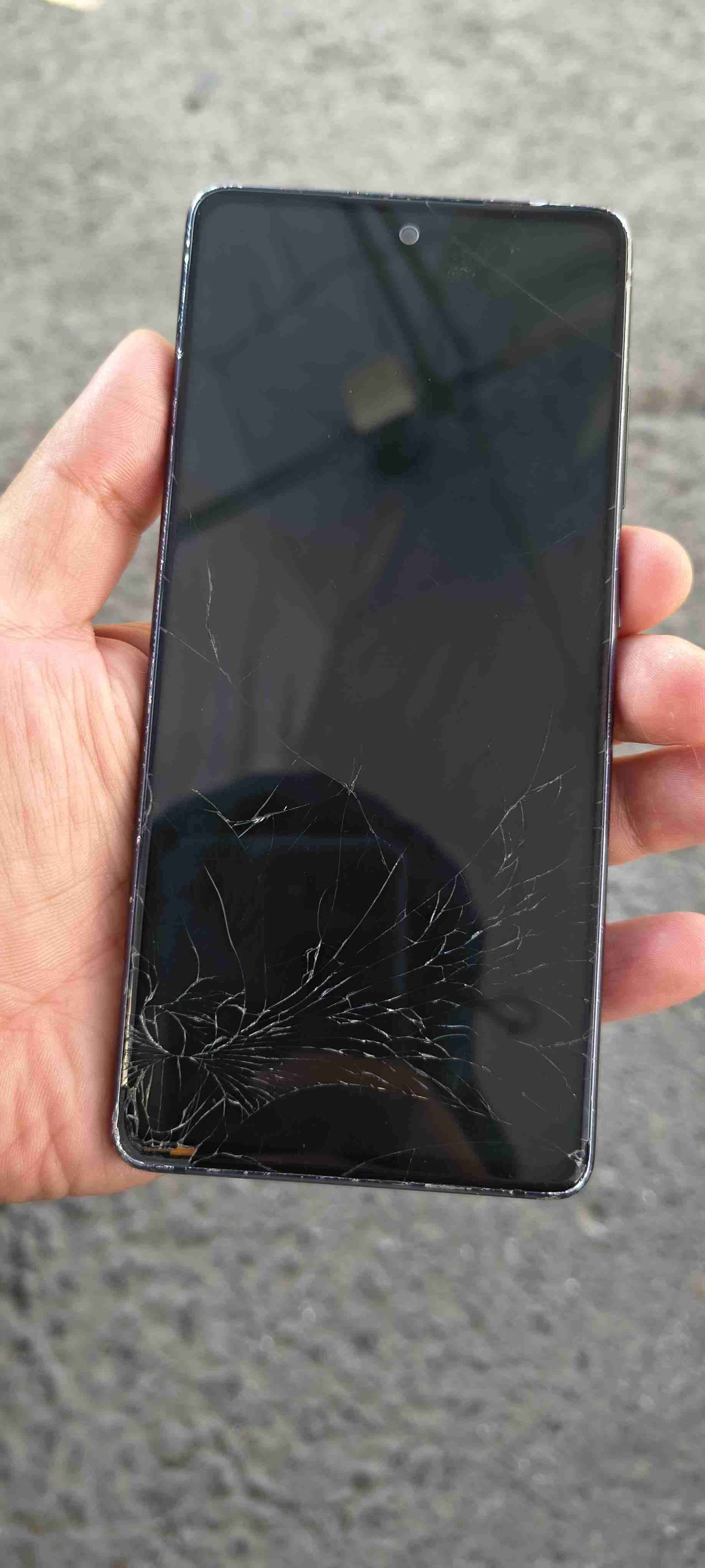 Smartphone con pantalla dañada no afecta touch - miniatura 3