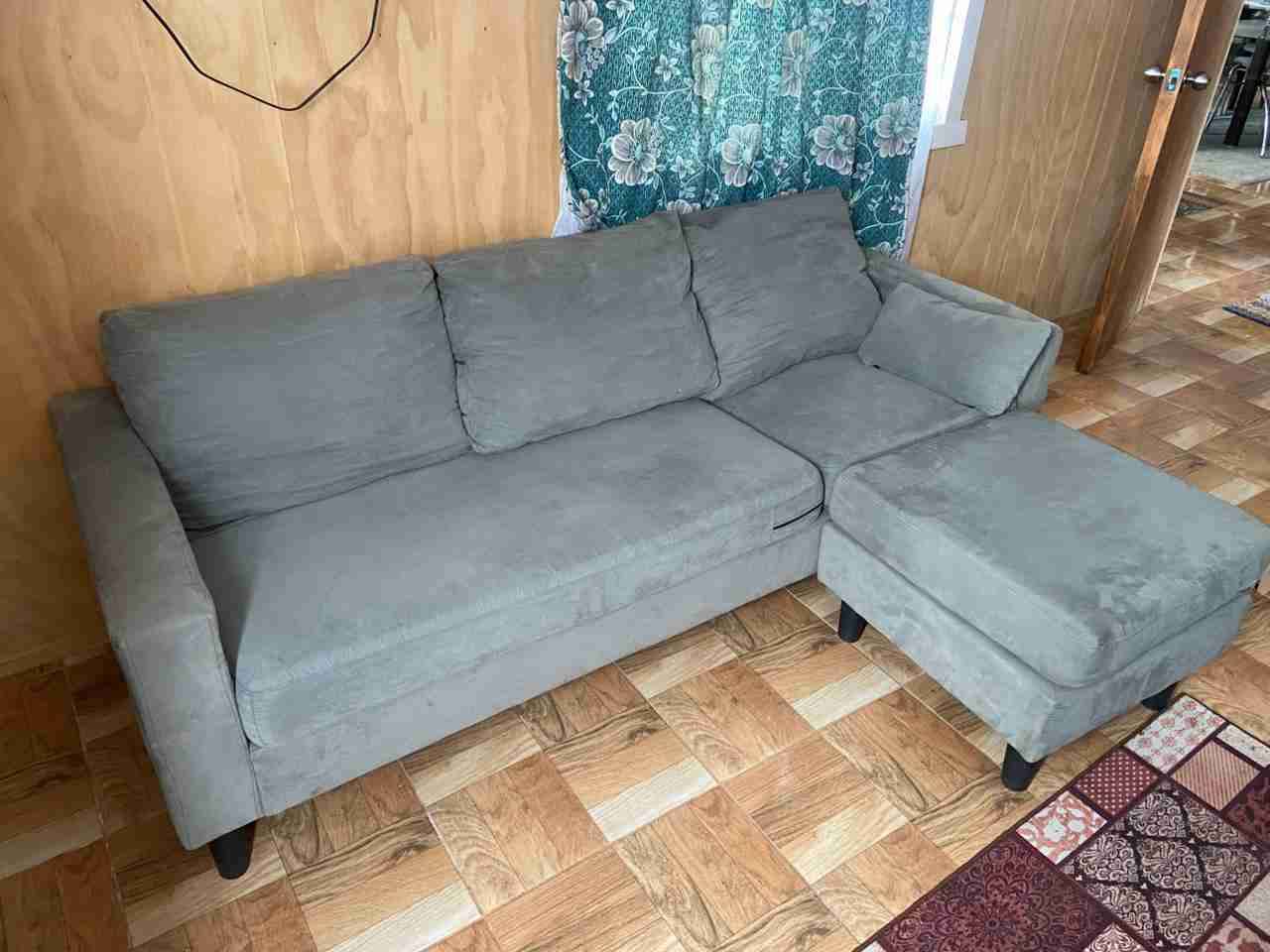 Sofá gris con otomana ajustable - miniatura 1