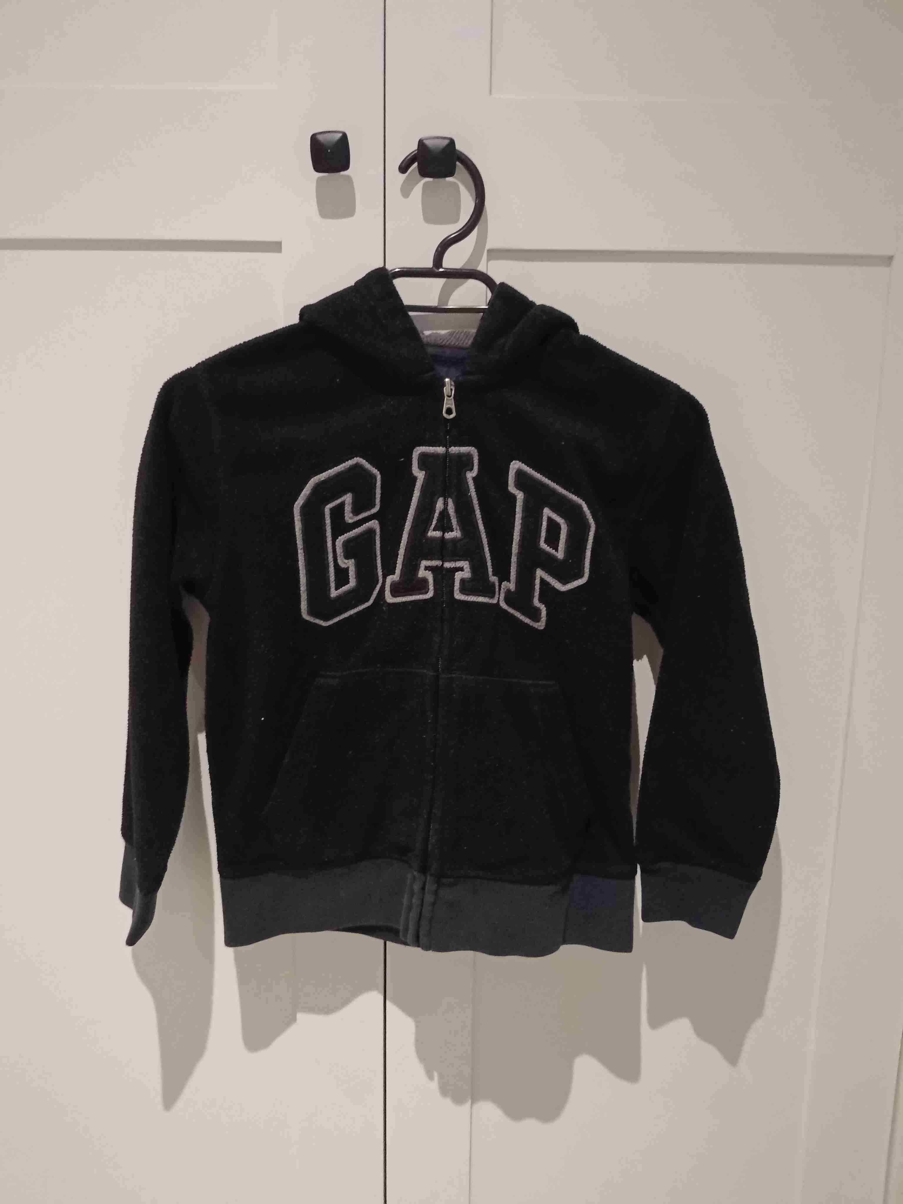 Polerón negro con capucha GAP - miniatura 1