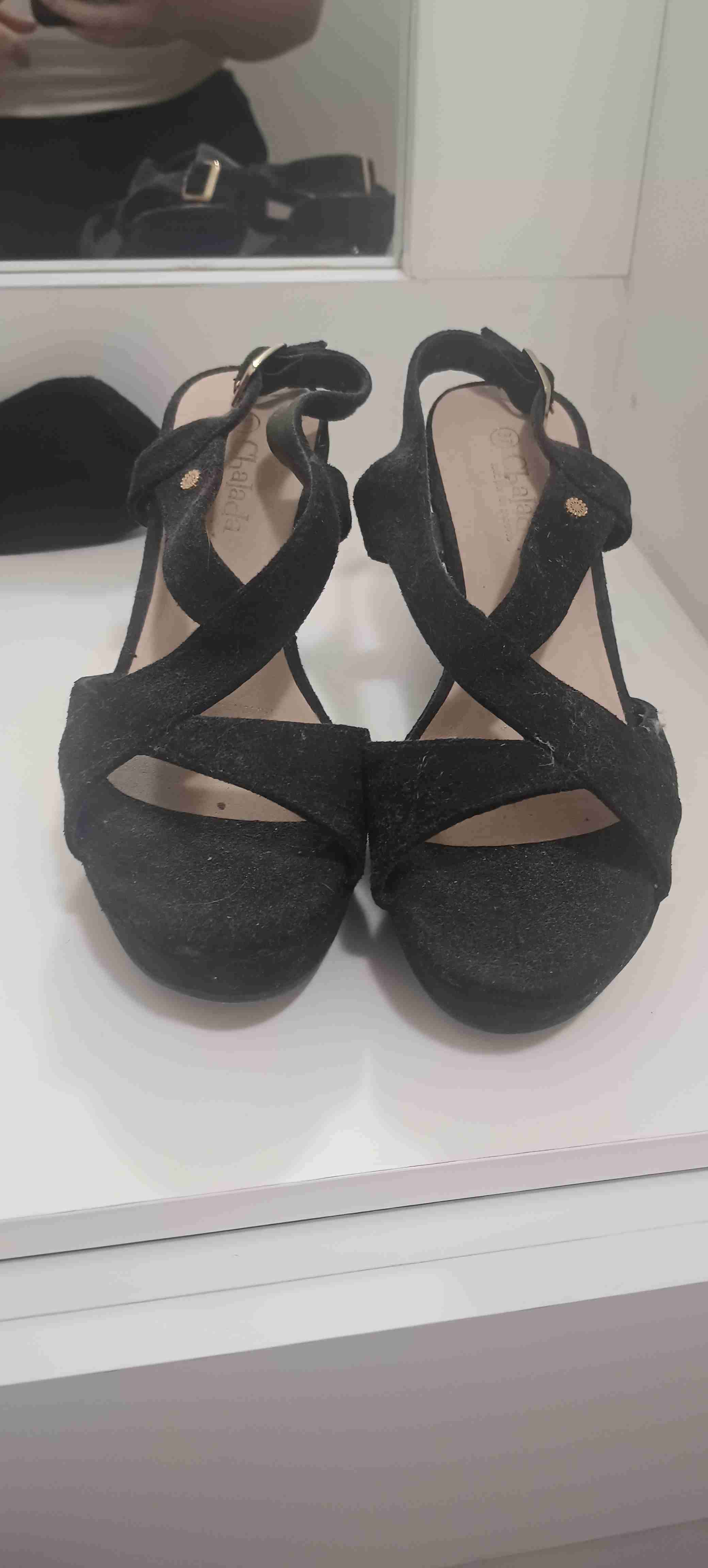 Sandalias negras con taco bajo - miniatura 2