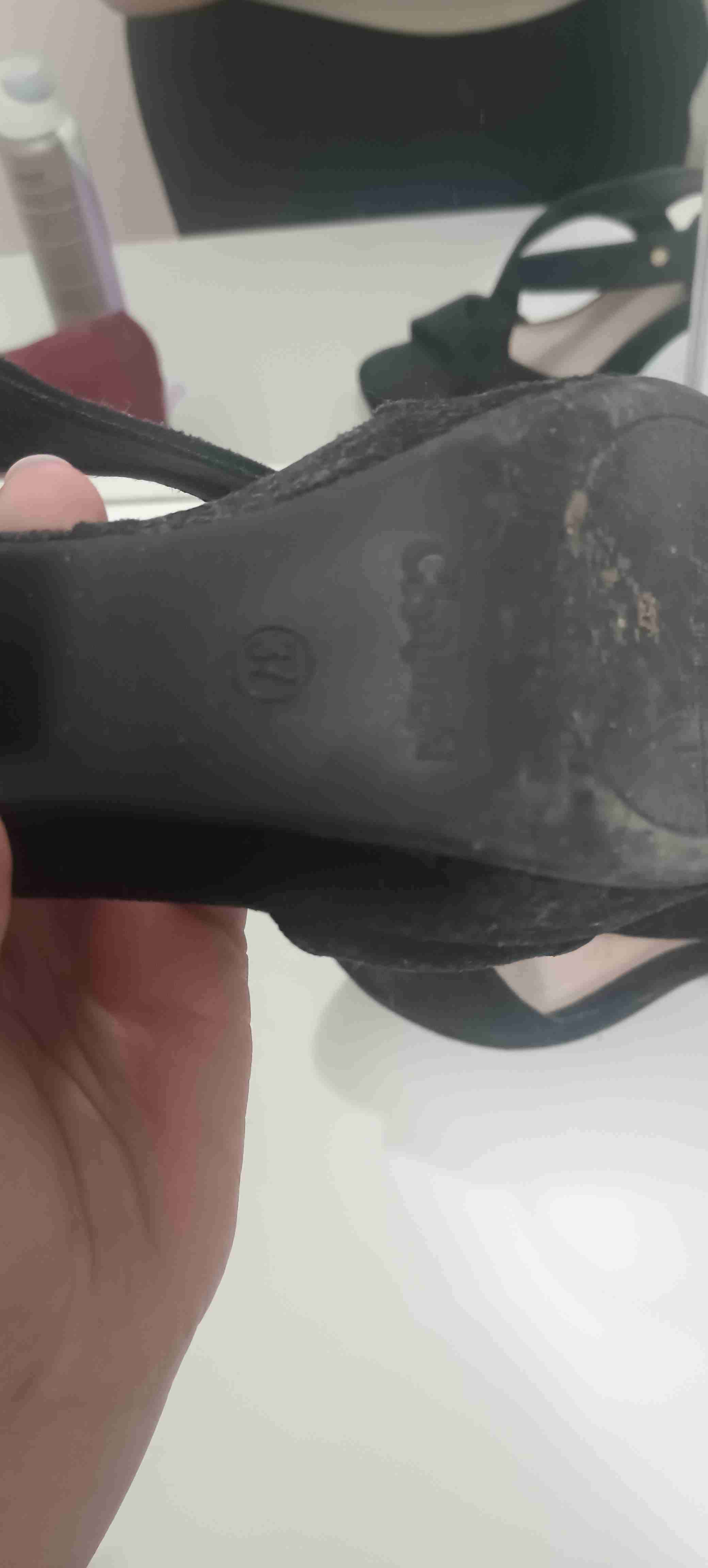 Sandalias negras con taco bajo - miniatura 4