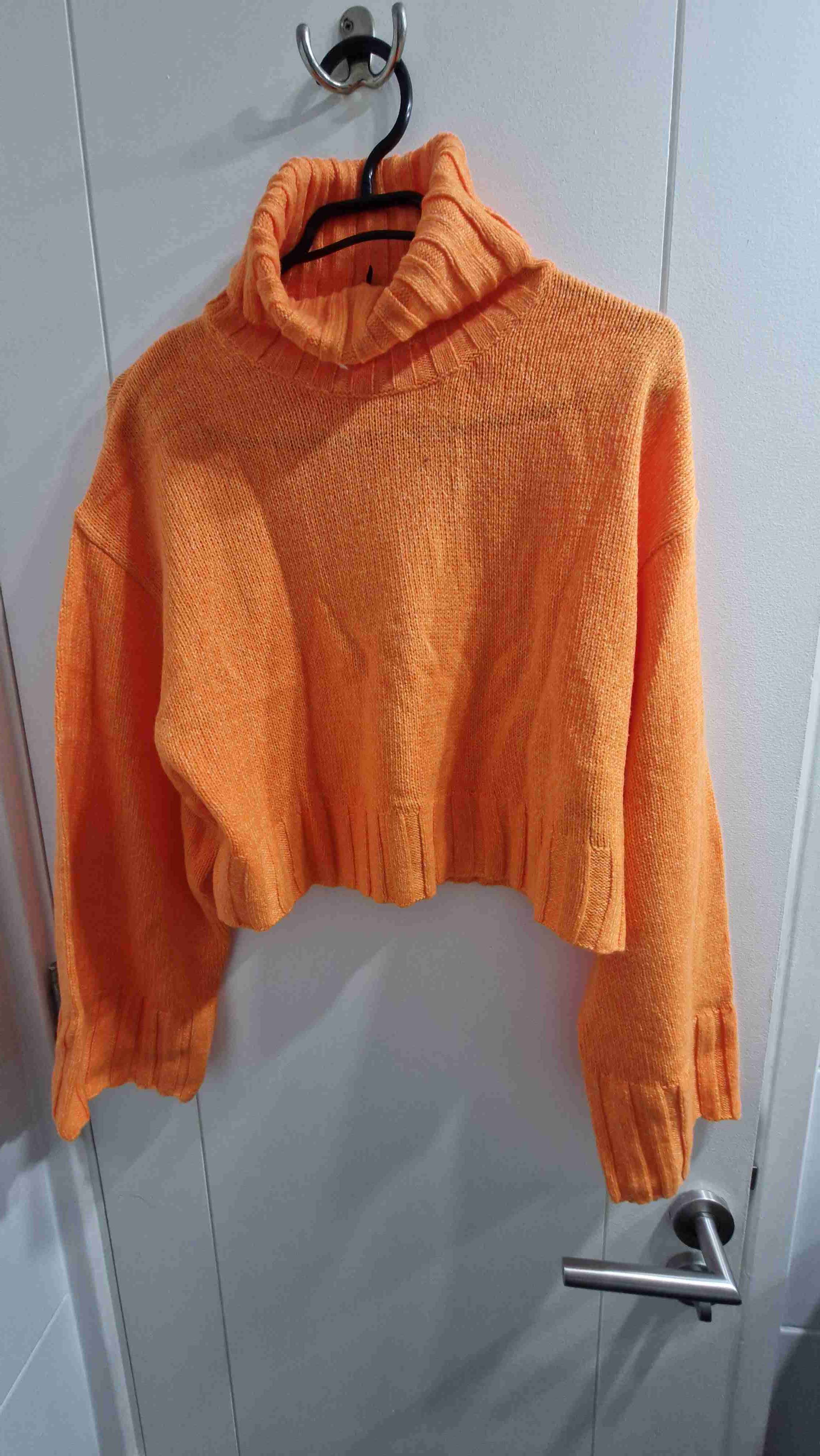 Suéter crop top naranja de cuello alto - miniatura 1