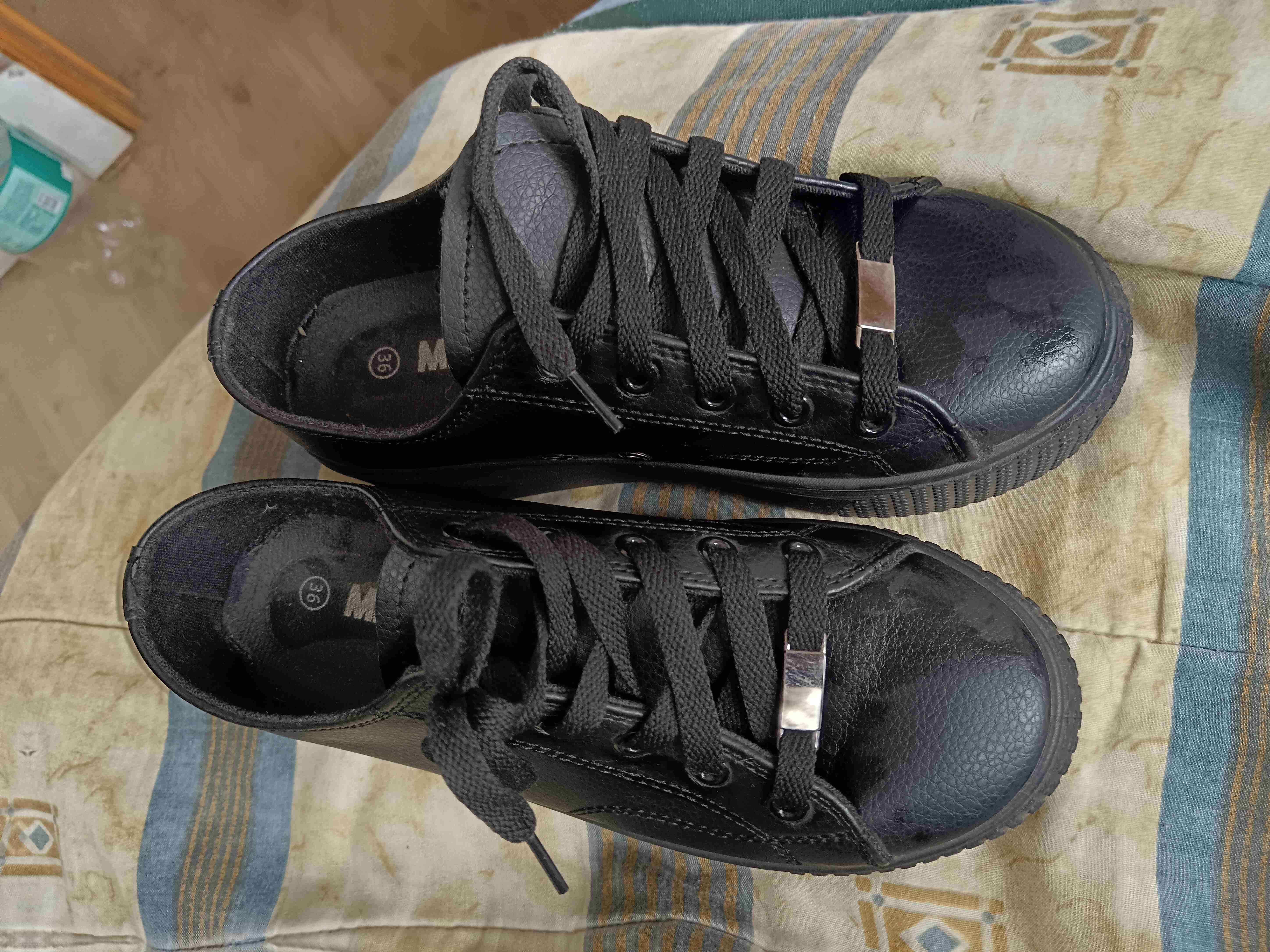 Zapatillas negras en buen estado - miniatura 1