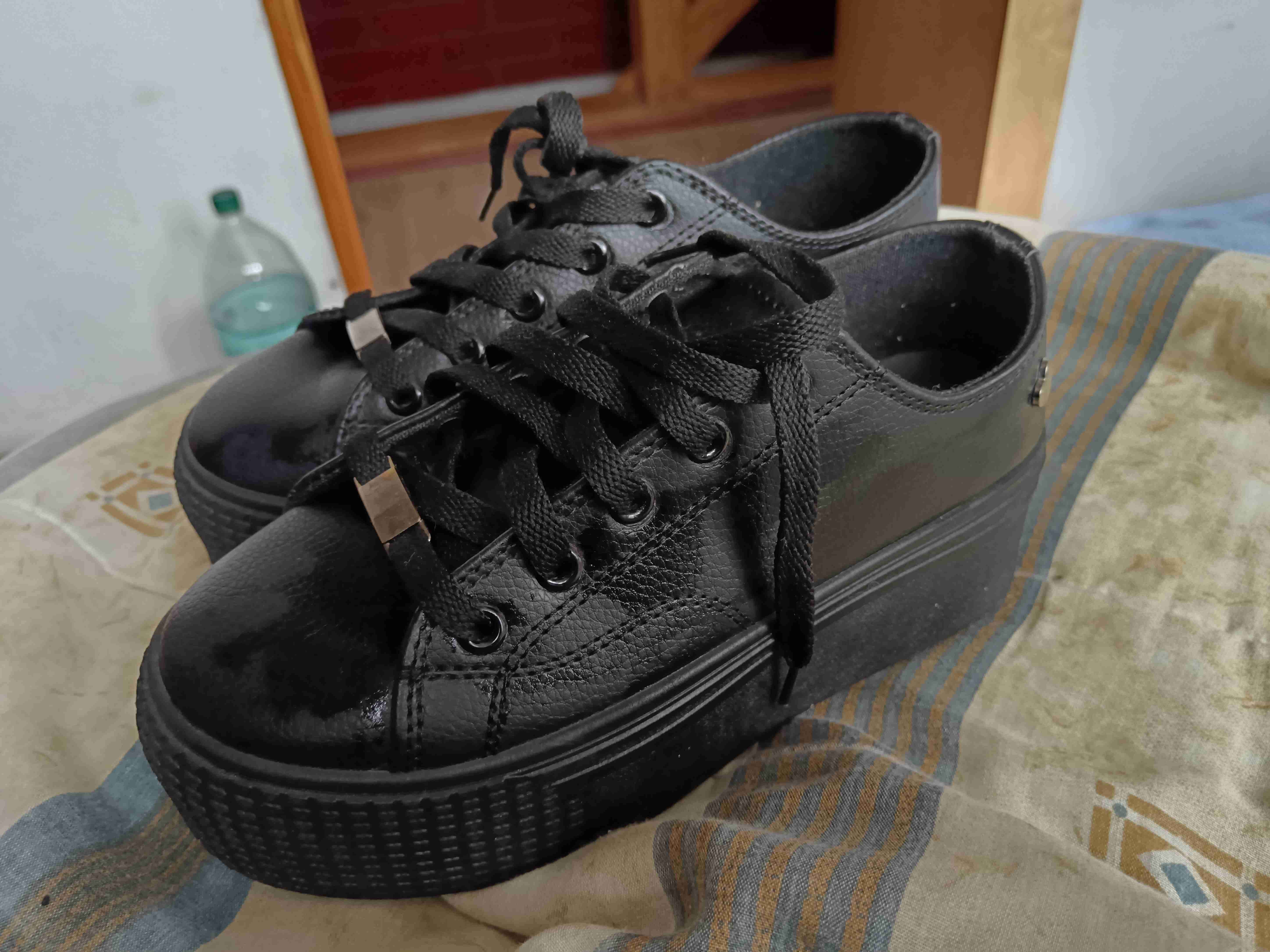 Zapatillas negras en buen estado - miniatura 2