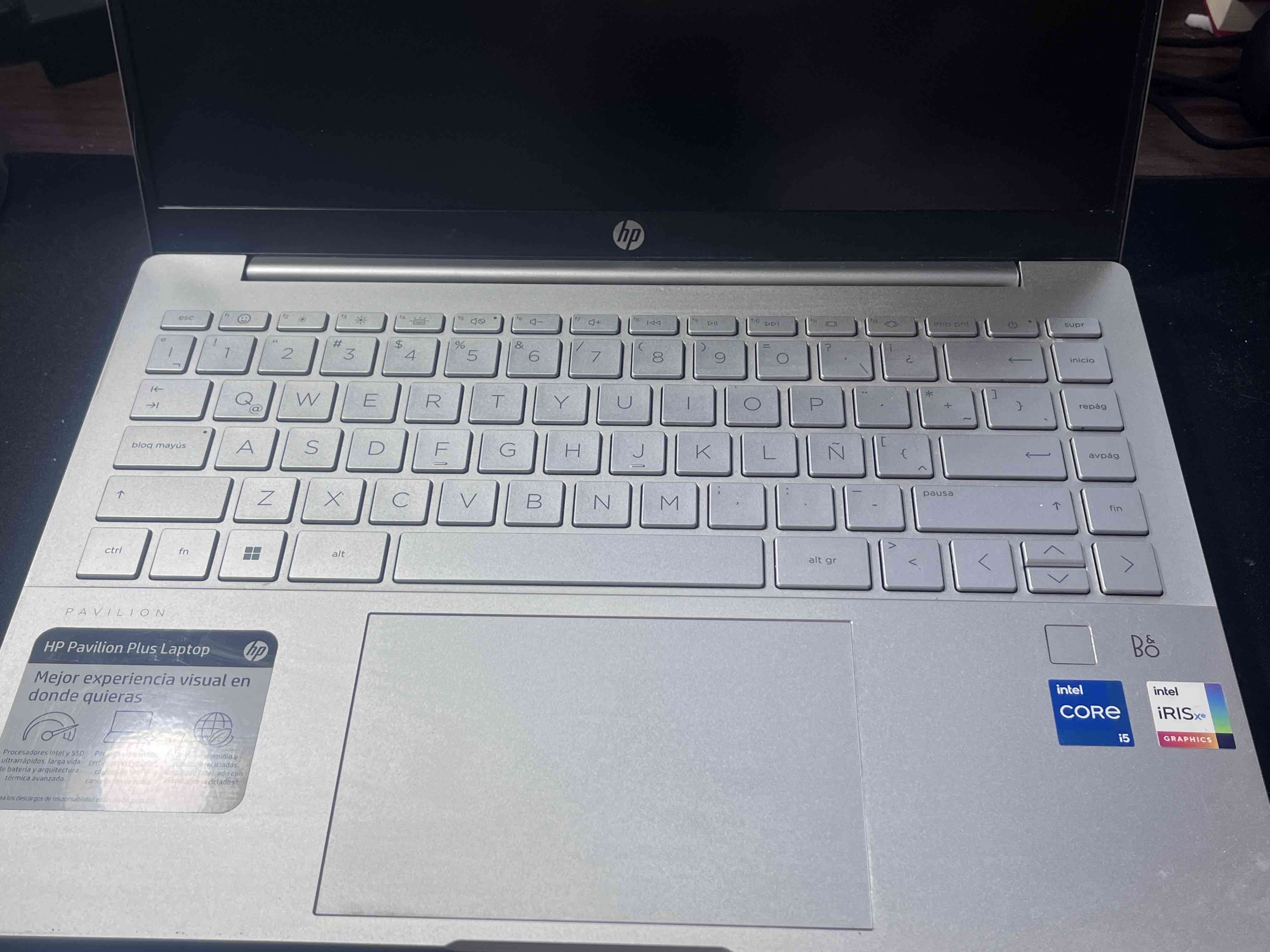 Notebook HP plateado - miniatura 2