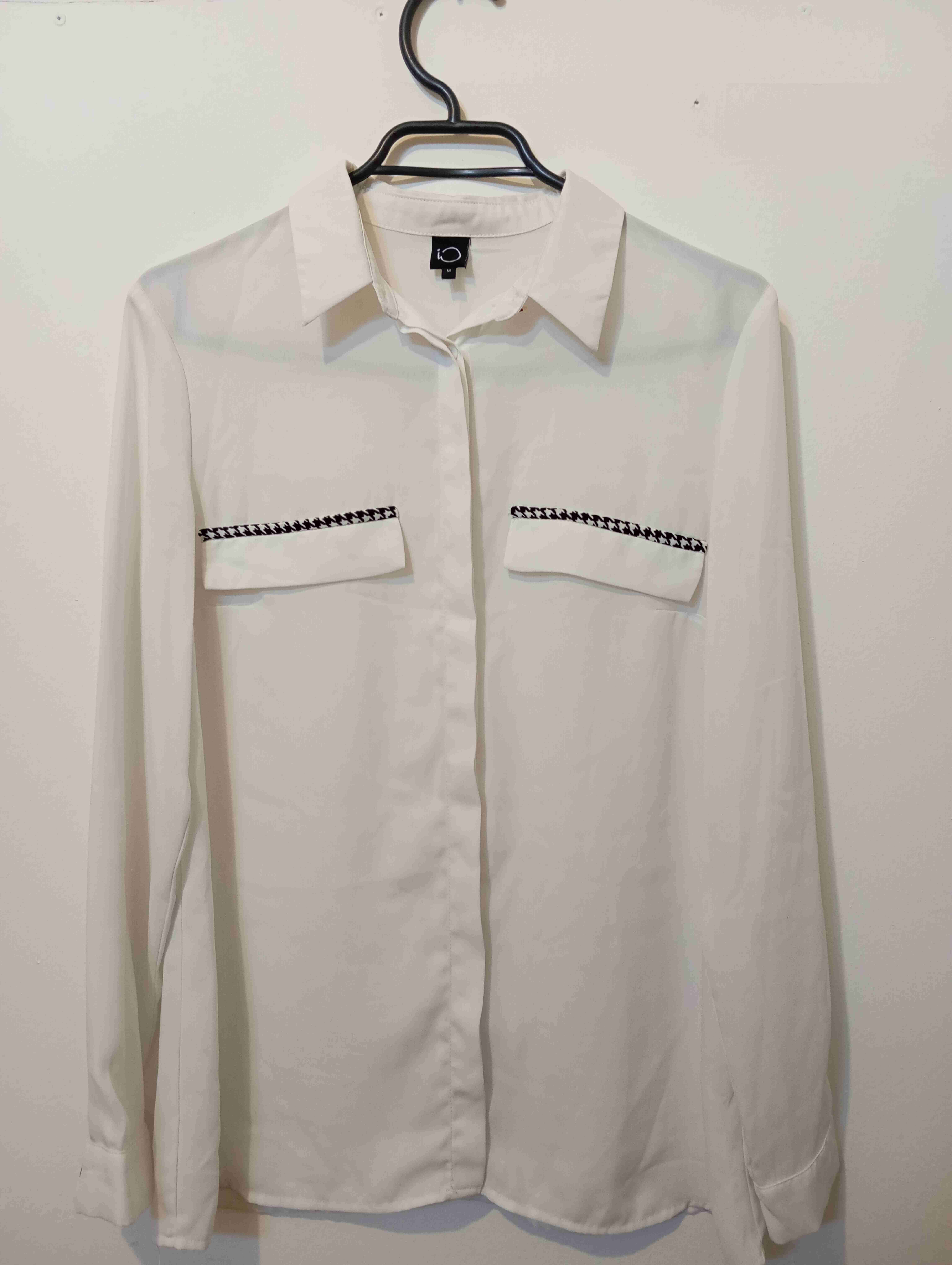 Blusa blanca con bolsillos - miniatura 1