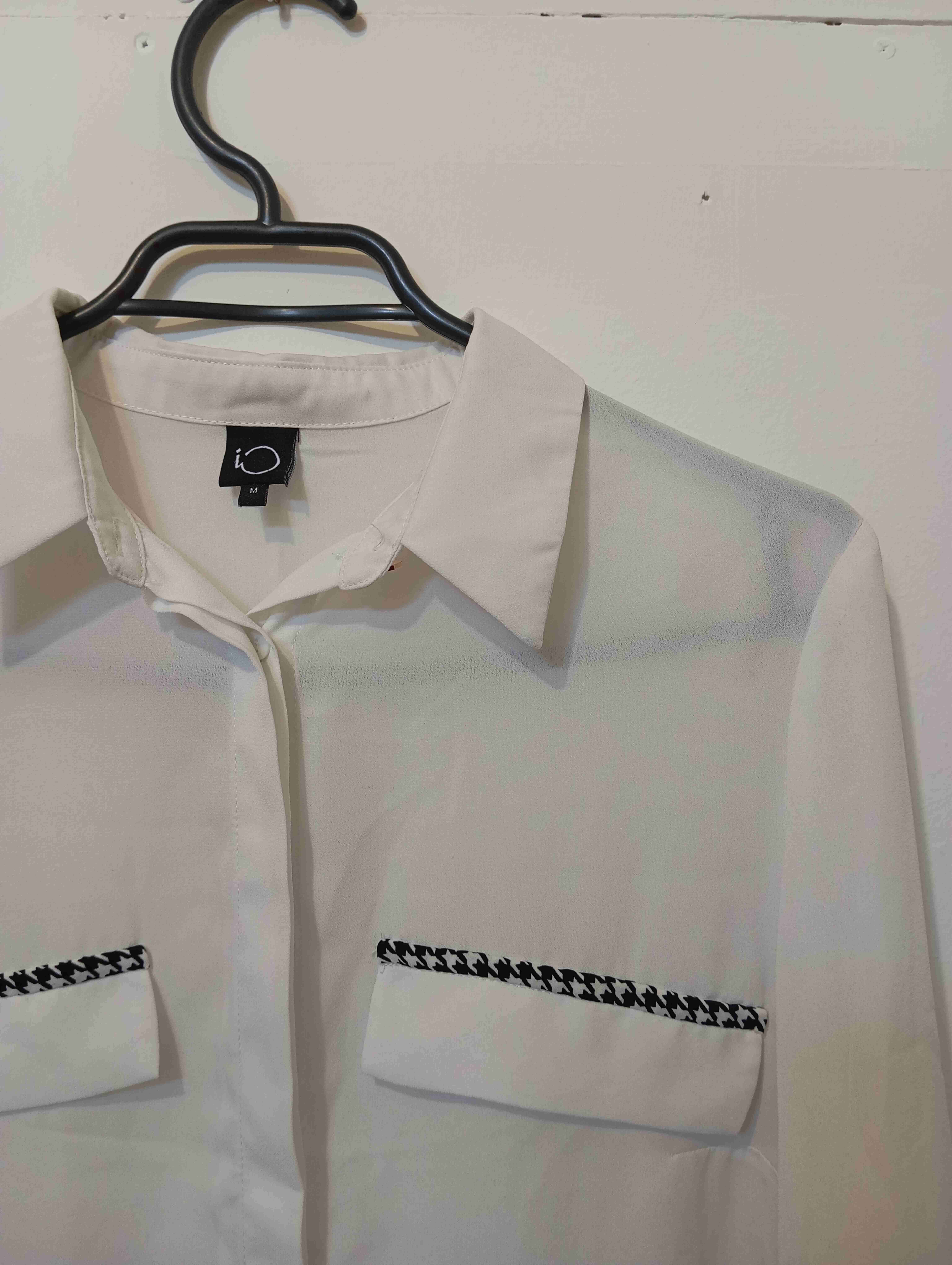 Blusa blanca con bolsillos - miniatura 2