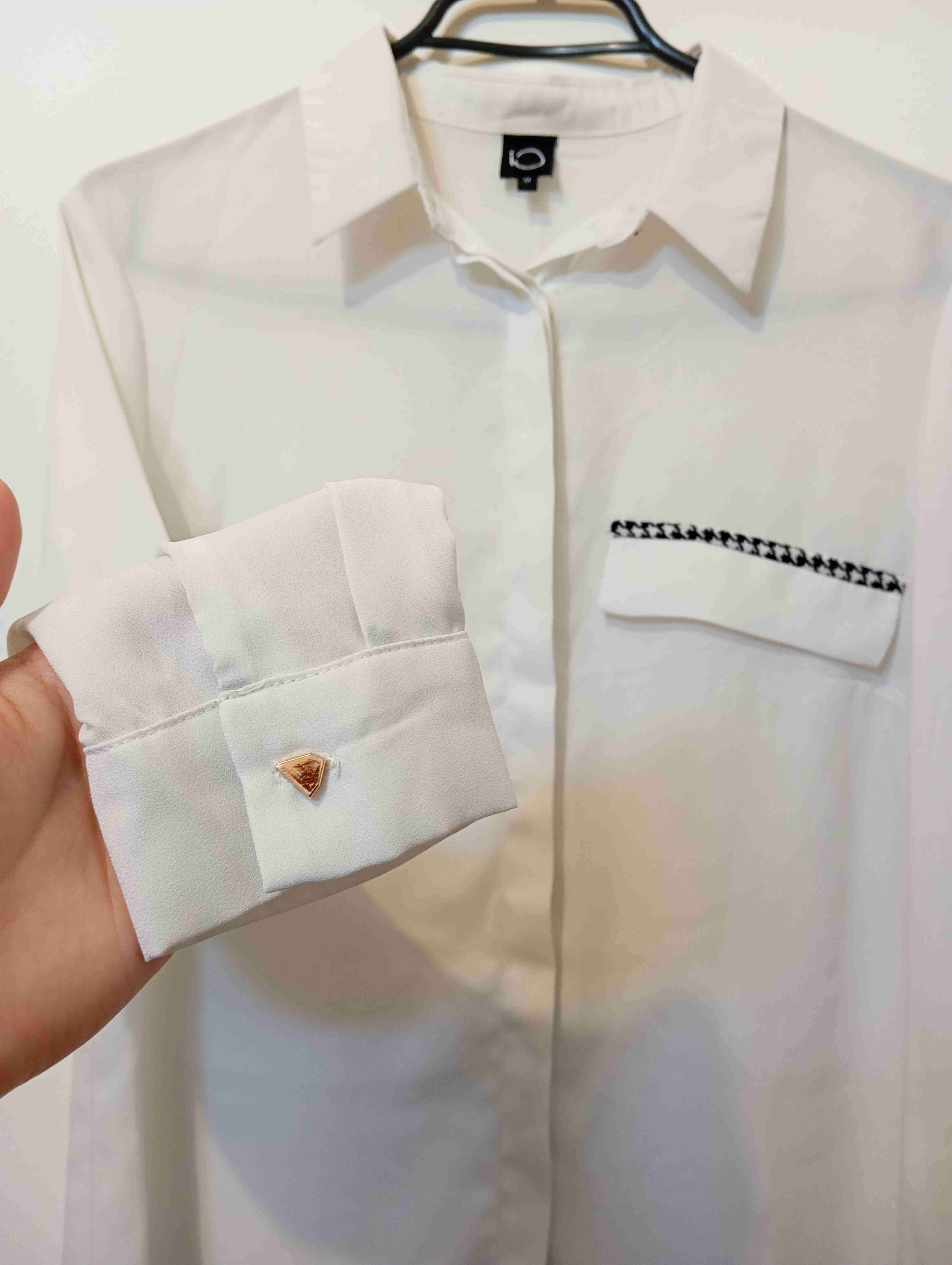 Blusa blanca con bolsillos - miniatura 3