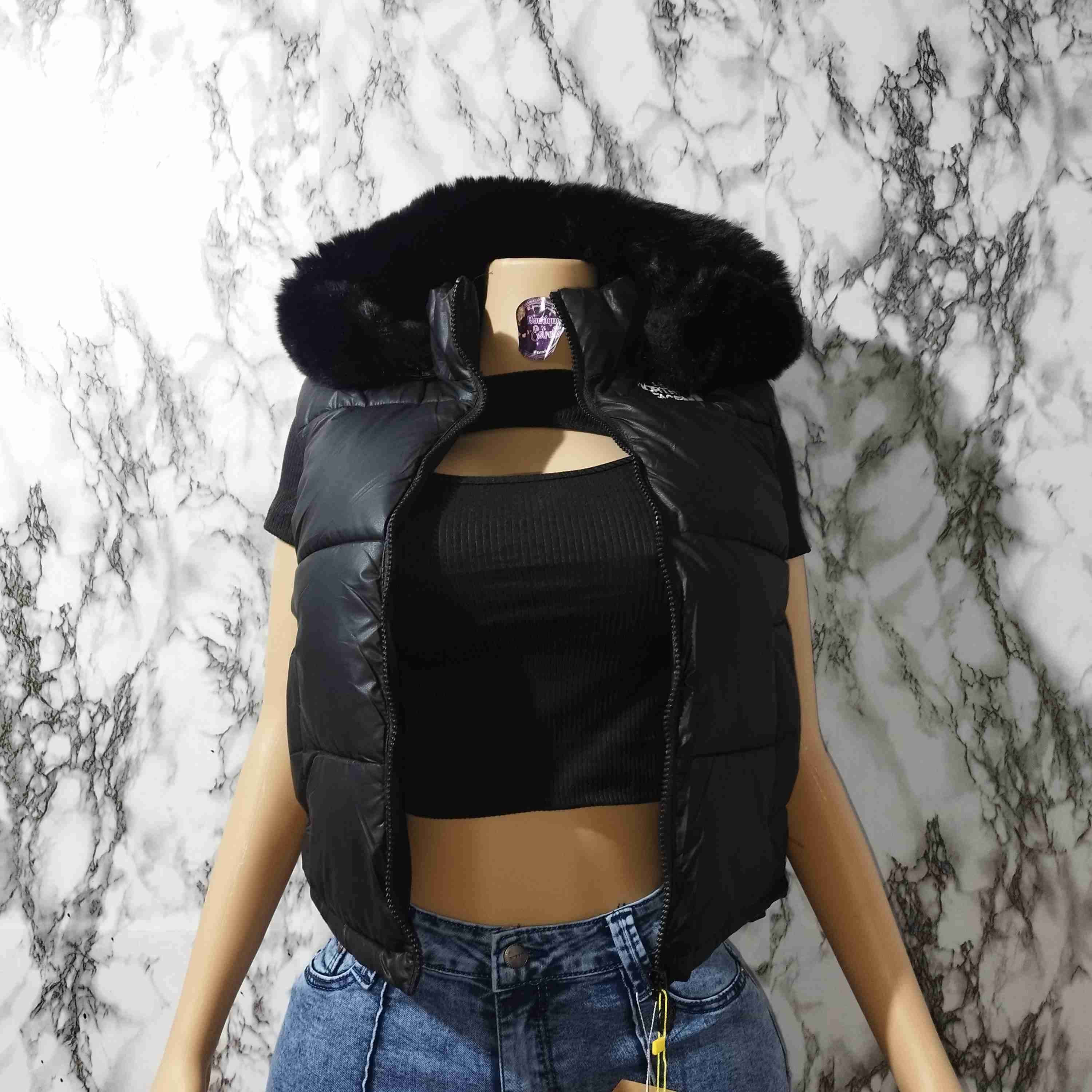 Chaleco negro con capucha - miniatura 2