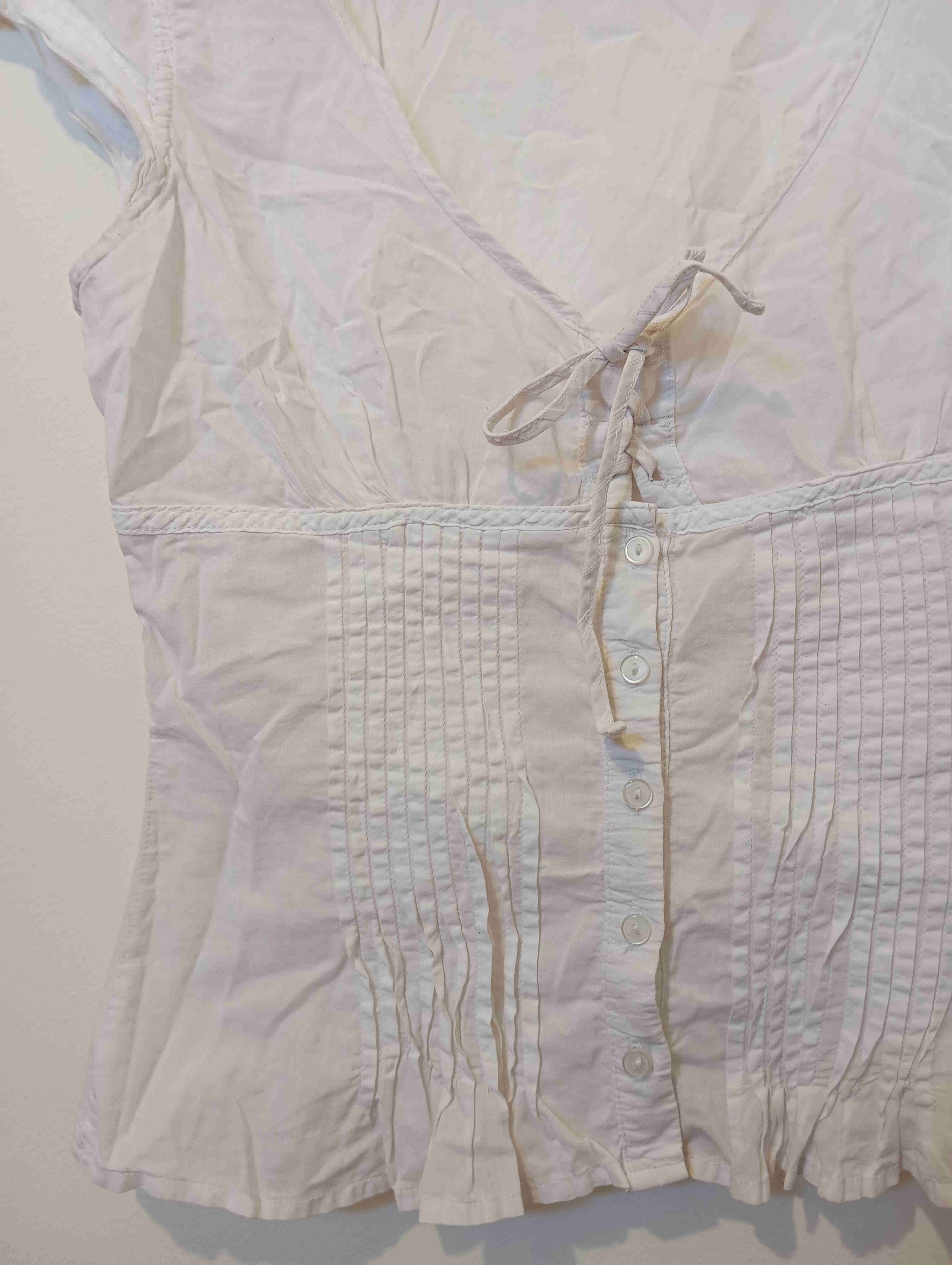 Blusa blanca con botones - miniatura 2