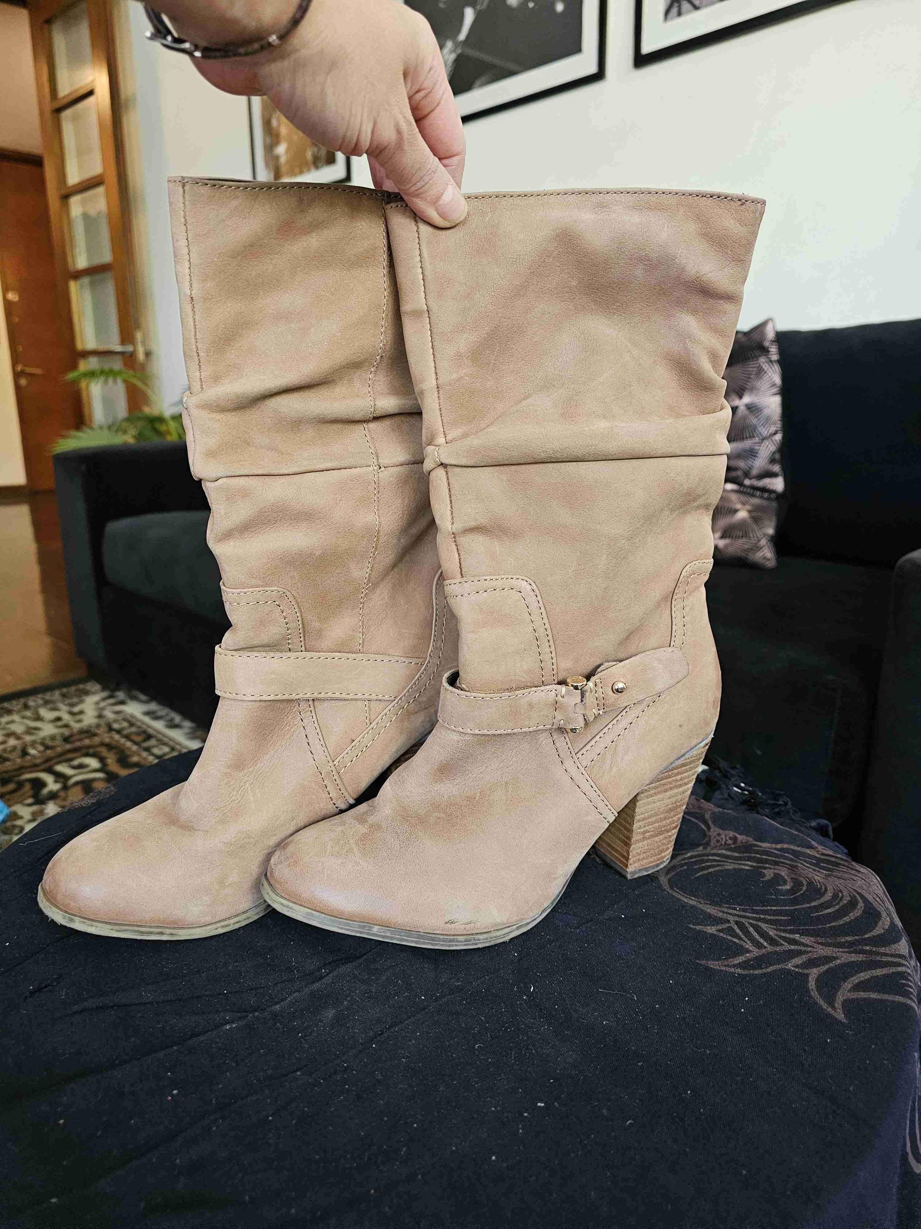 Botas beige con tacón madera - miniatura 1