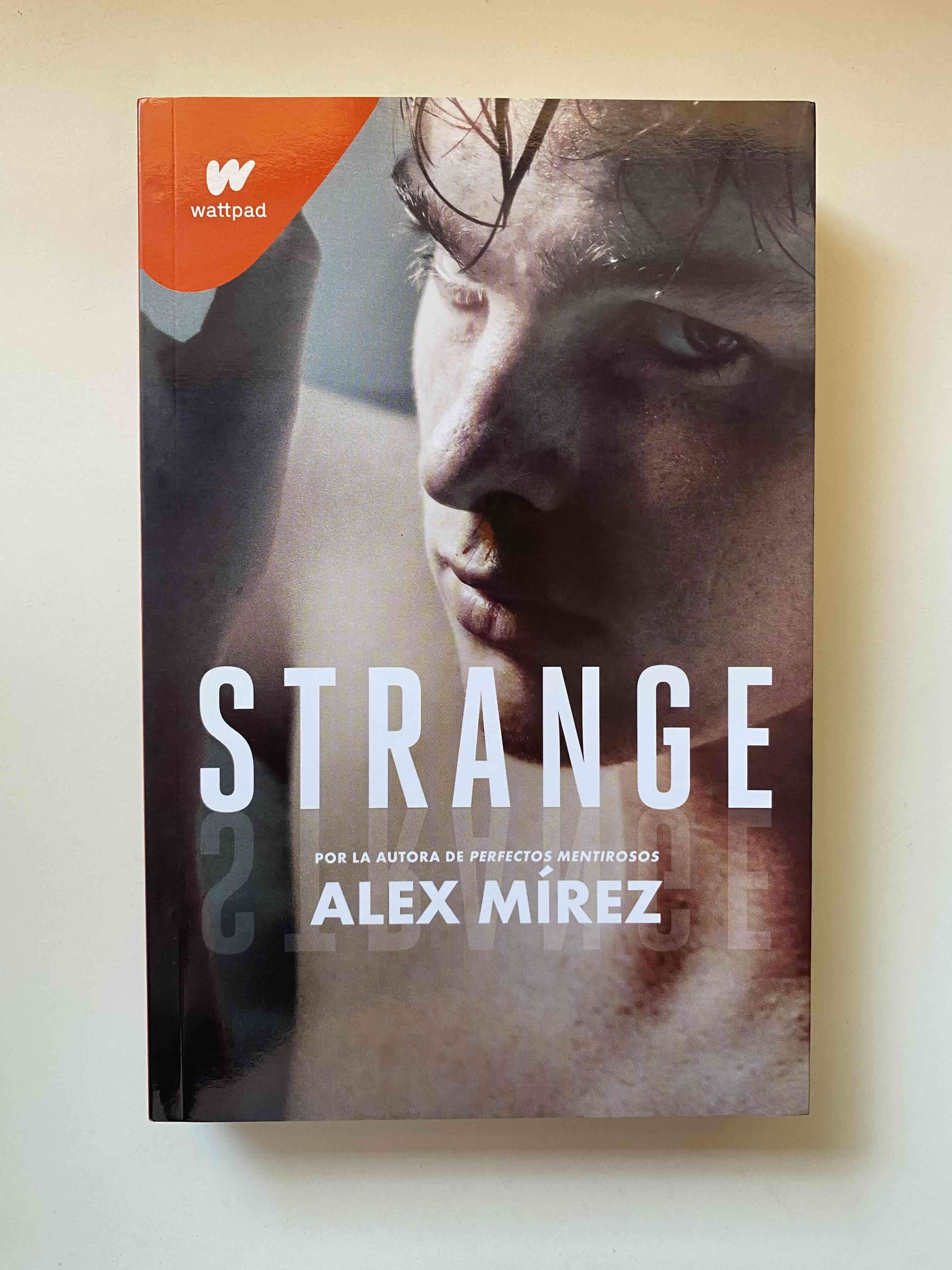 Libro 'Strange' de Alex Mírez