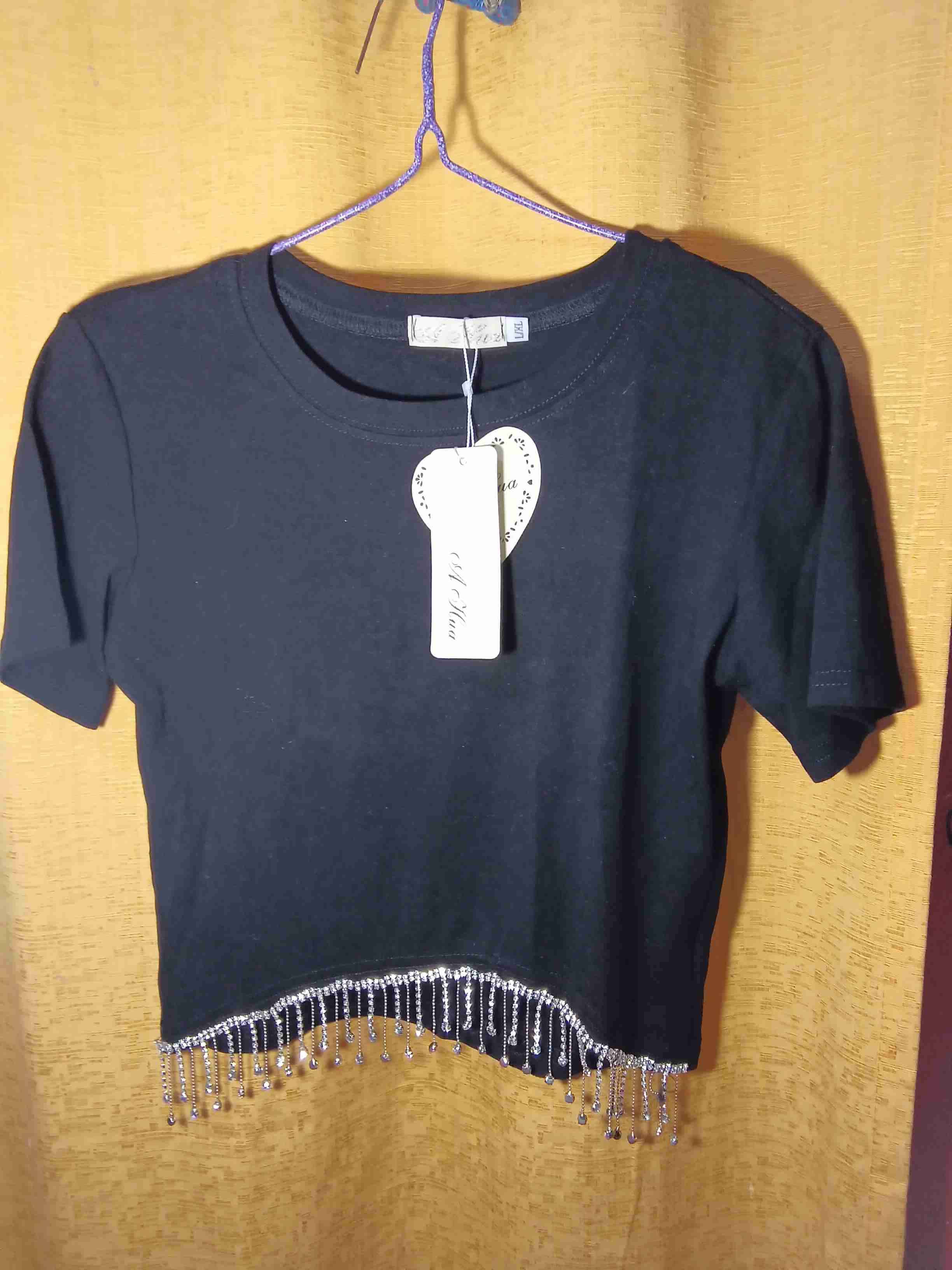 Polera negra con flecos dorados