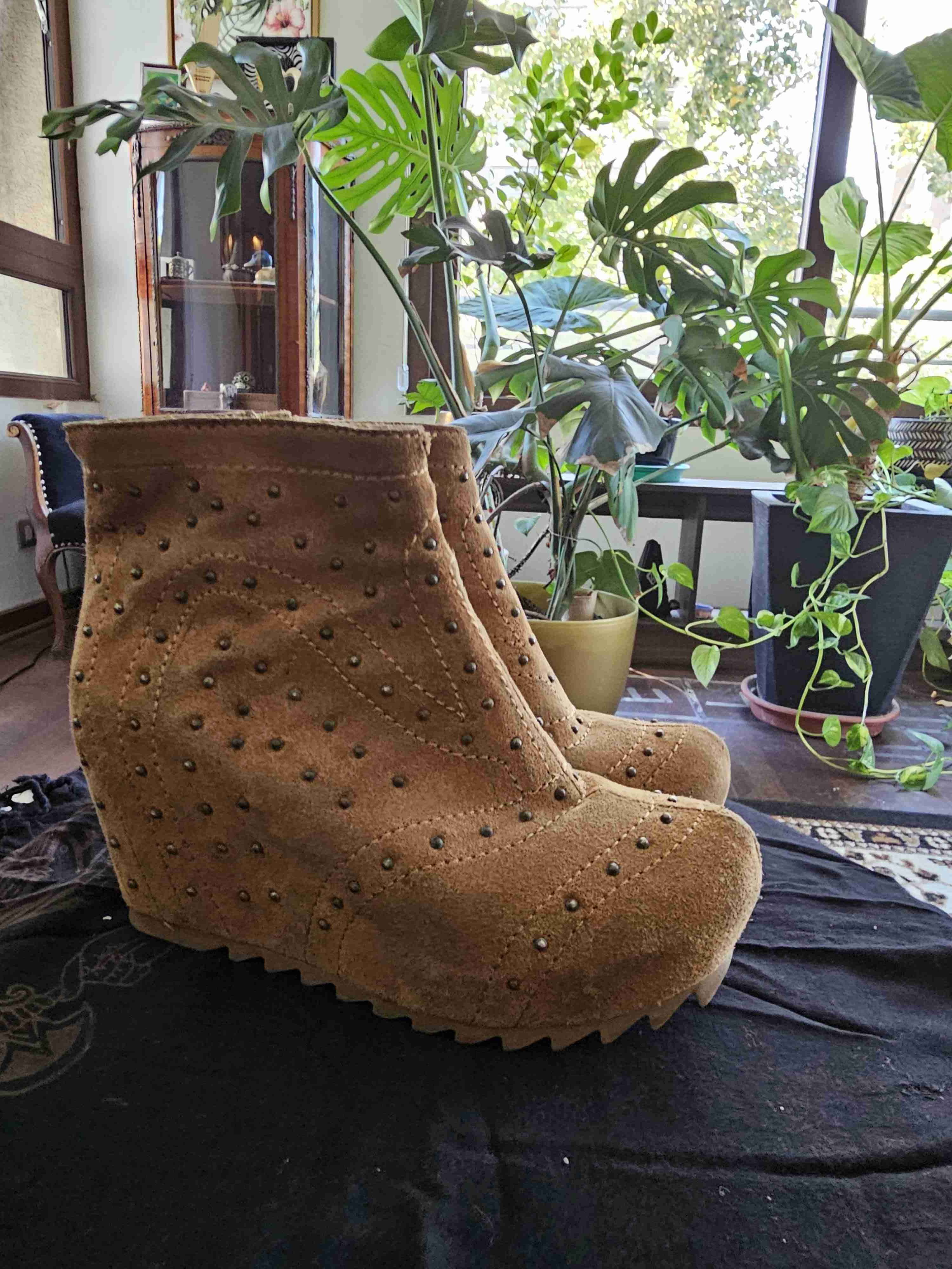 Botines camel con tachas - miniatura 1