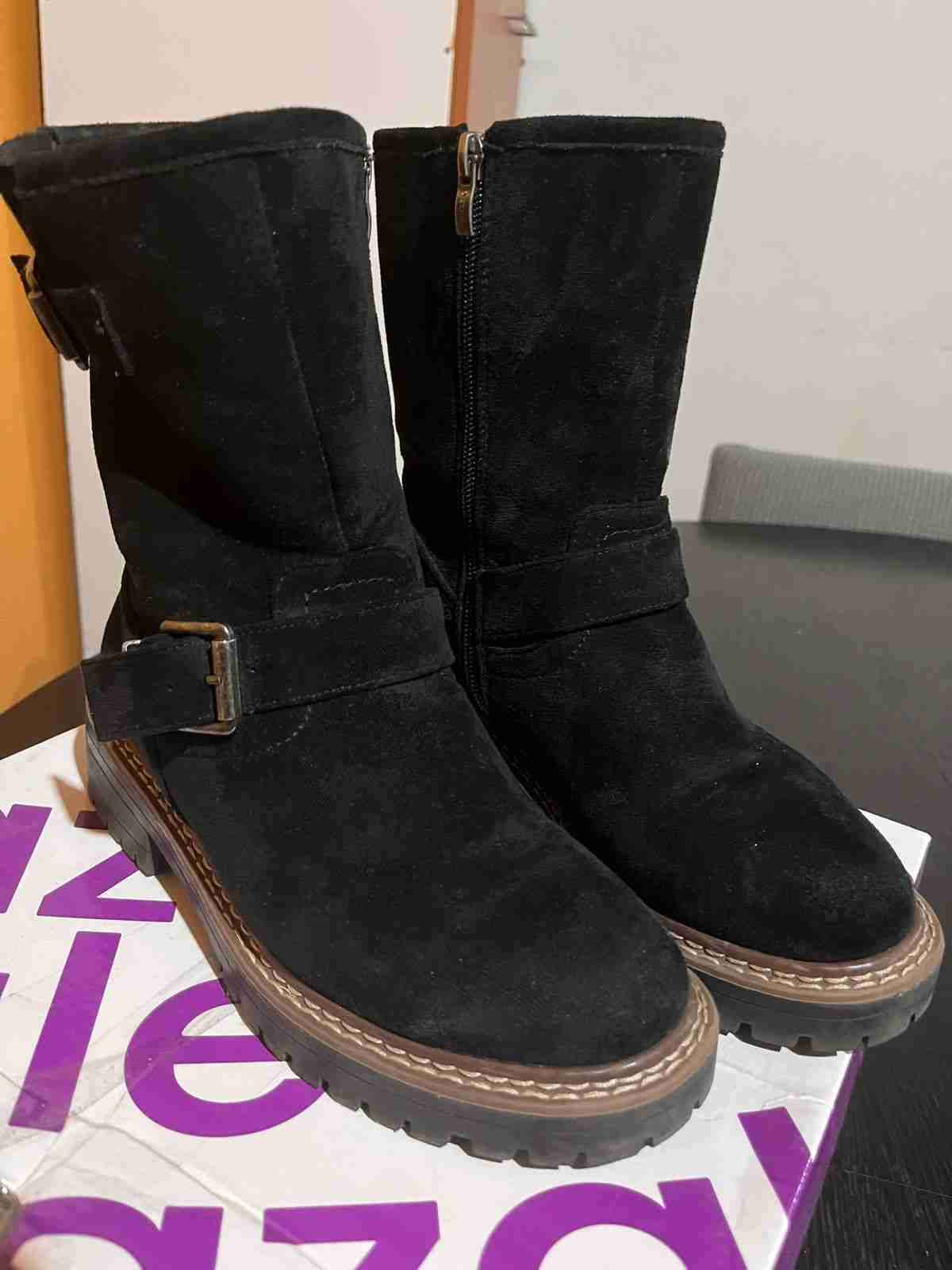 Botas negras de gamuza con hebillas - miniatura 2