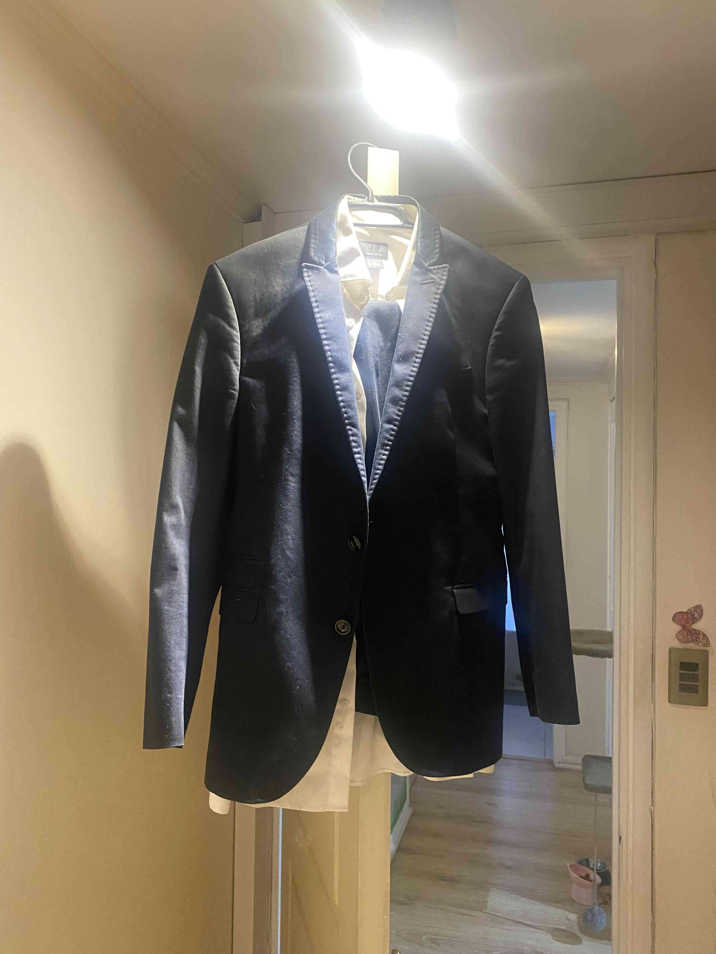 Blazer negro formal y camisa blanca