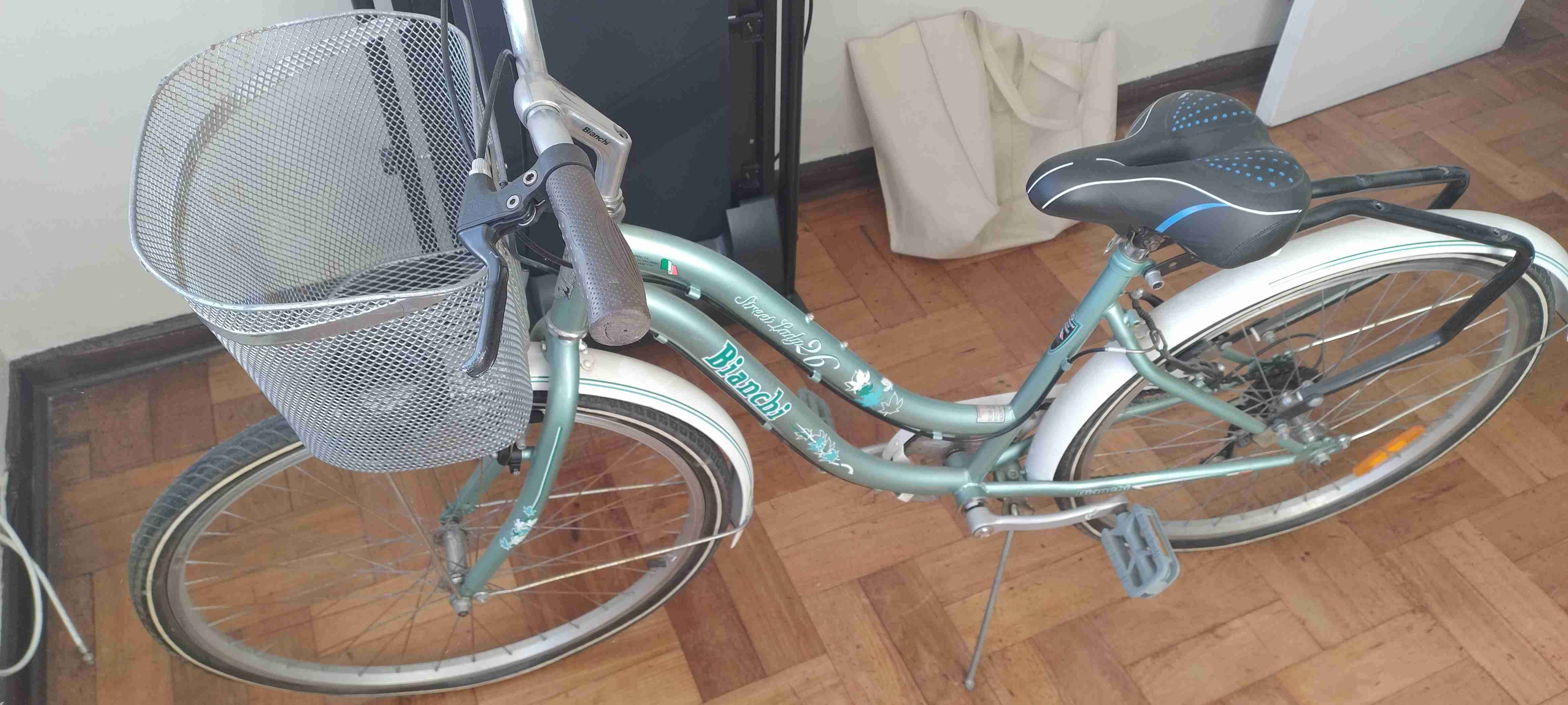 Bicicleta urbana Bianchi con canasto Aro 26 - miniatura 1