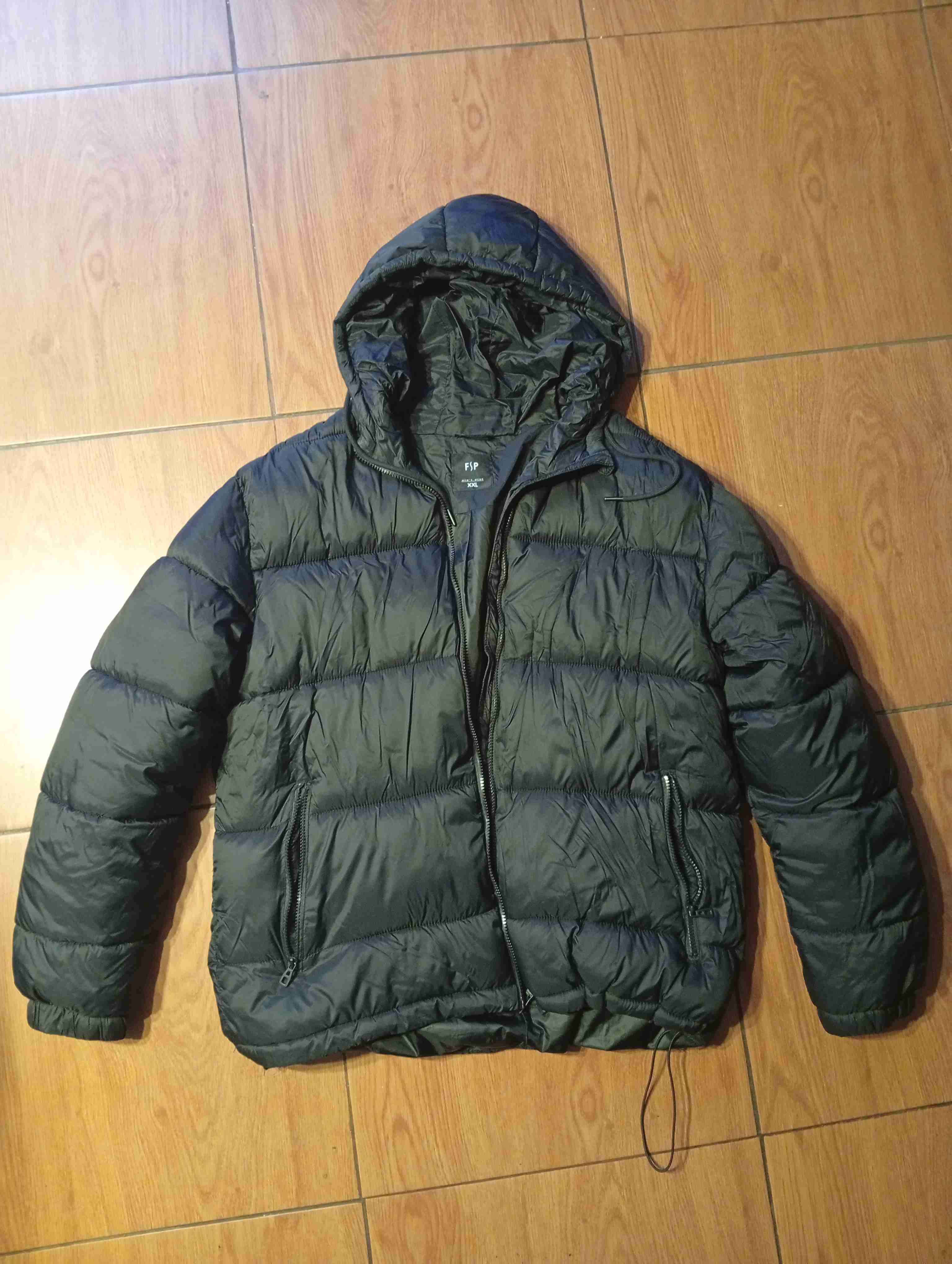 Chaqueta inflada negra con capucha