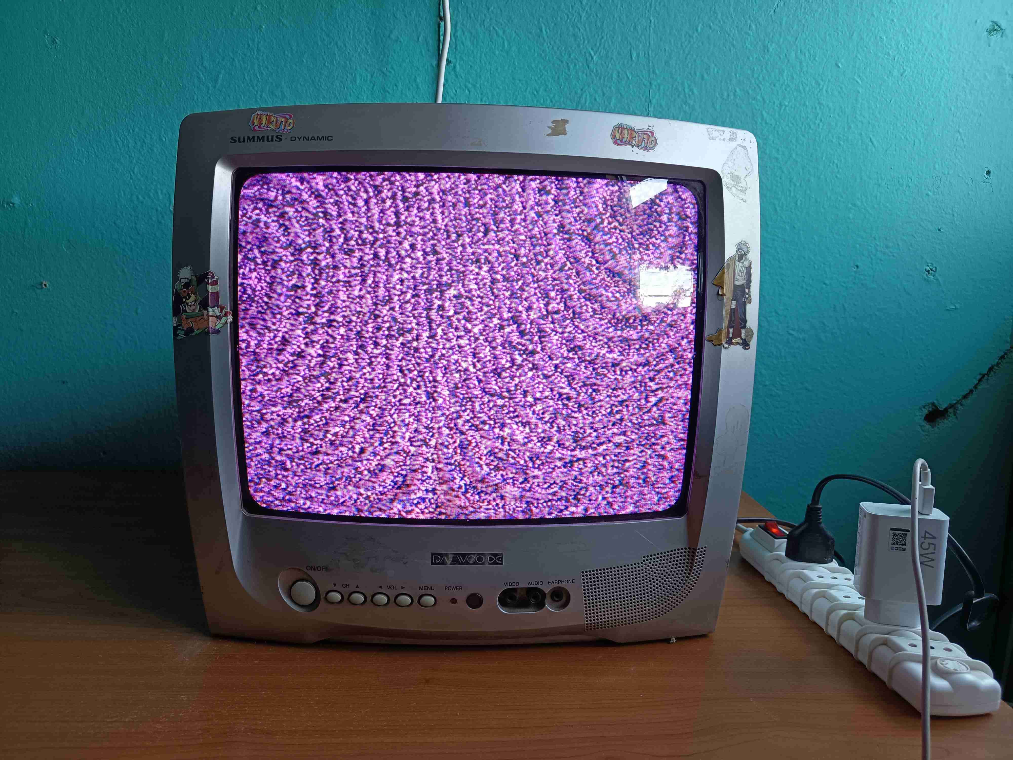 Televisor antiguo Daewoo con estática - miniatura 1