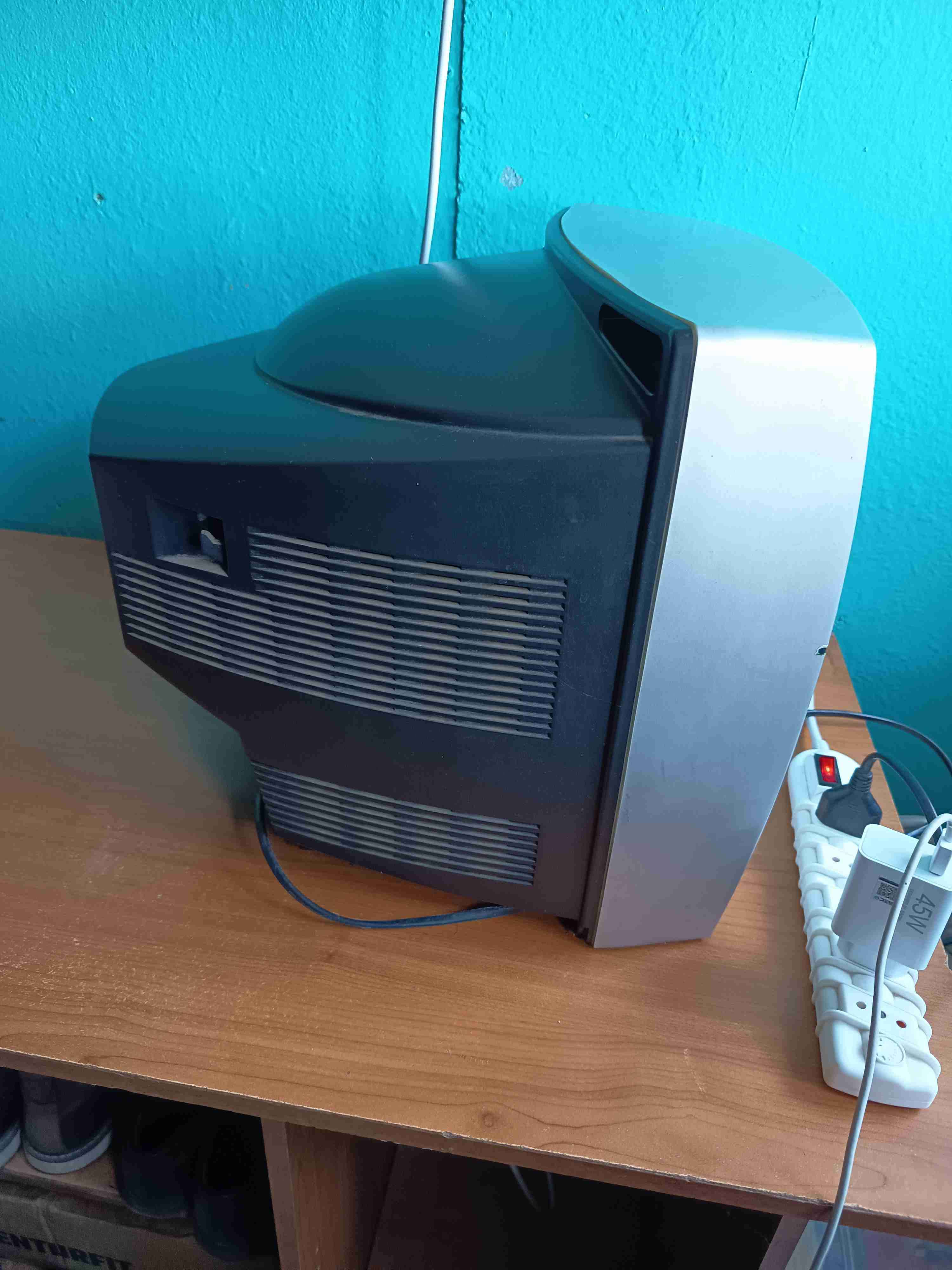 Televisor antiguo Daewoo con estática - miniatura 2