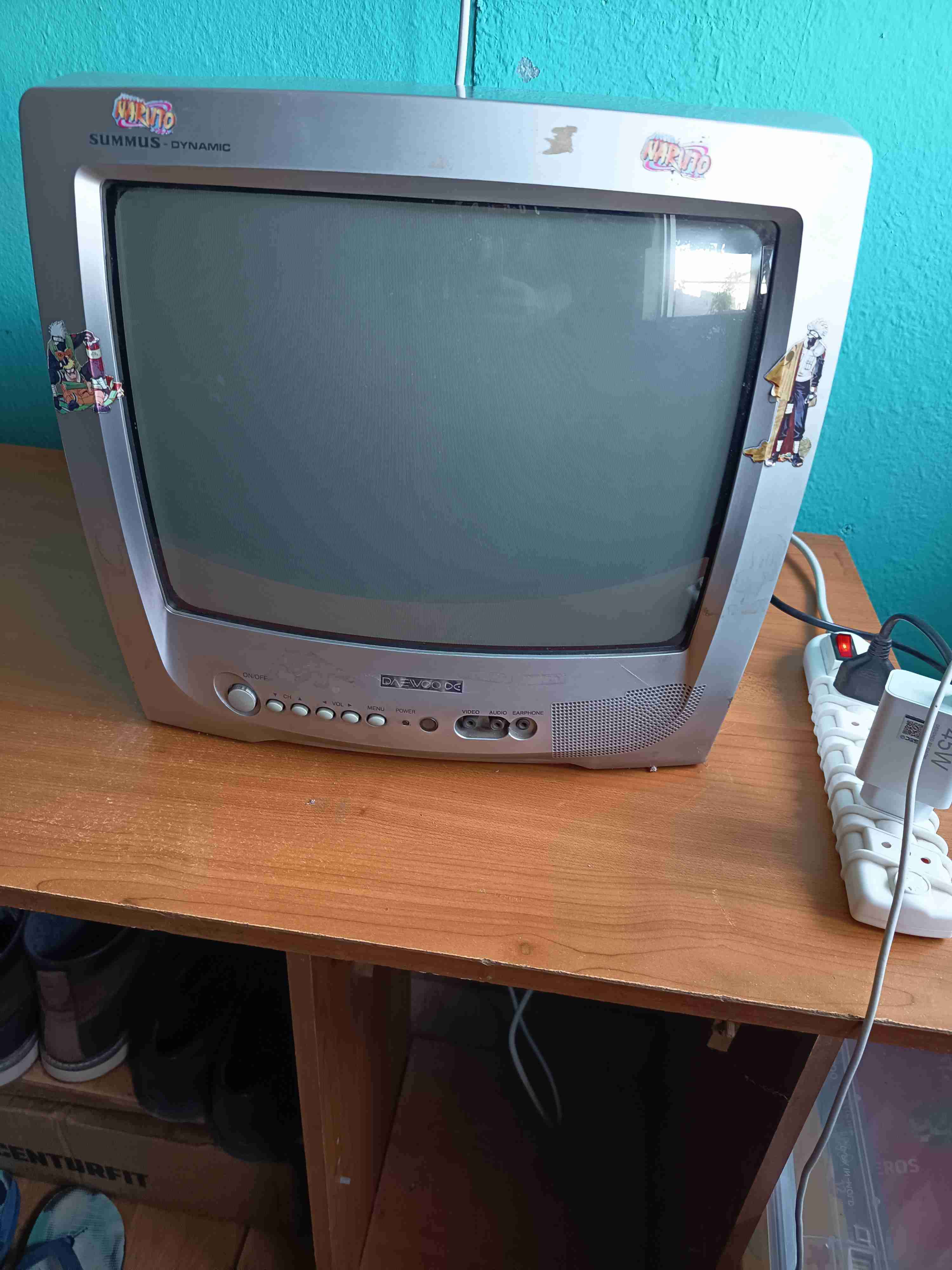 Televisor antiguo Daewoo con estática - miniatura 3