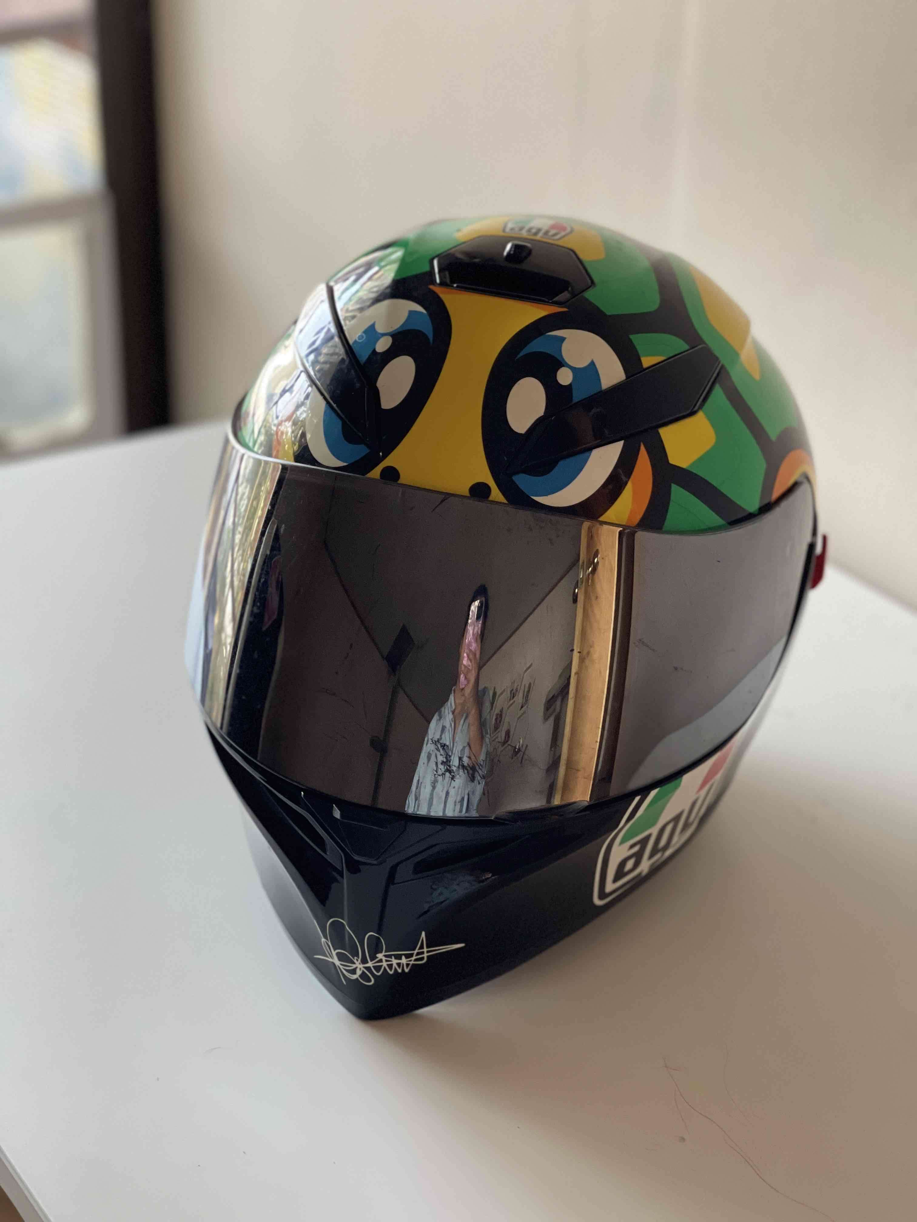 Casco de moto con diseño gráfico - miniatura 1