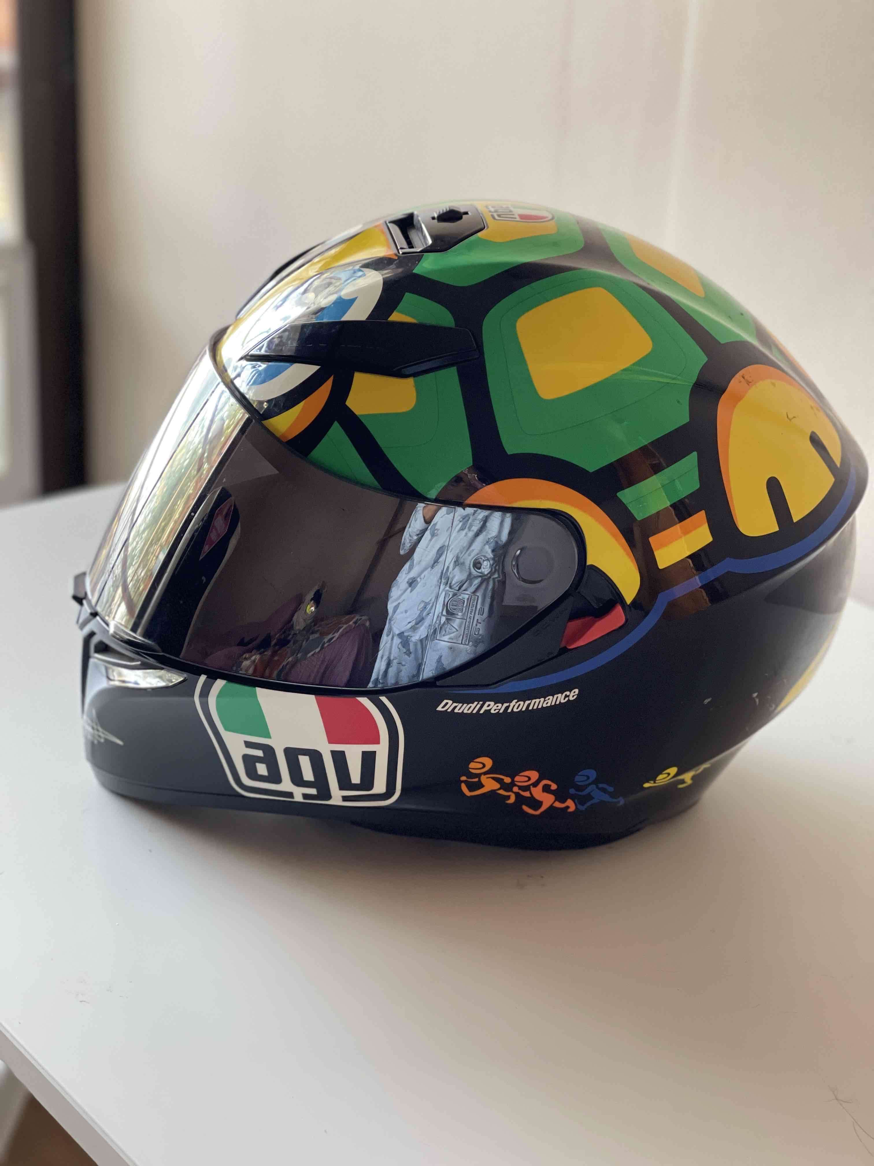Casco de moto con diseño gráfico - miniatura 2
